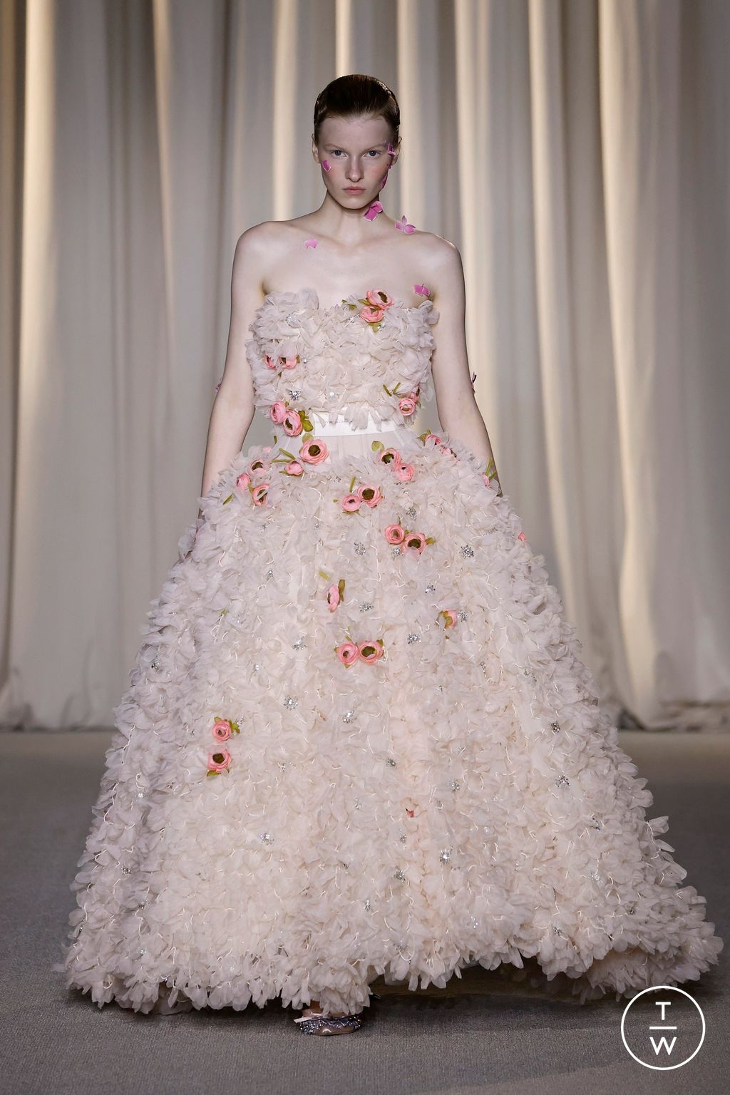 Fashion Week Paris Fall/Winter 2024 look 23 from the Giambattista Valli collection couture