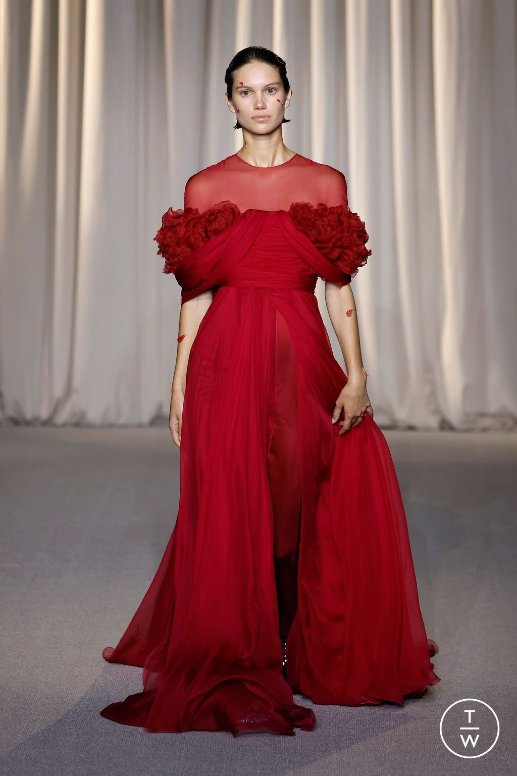 Fashion Week Paris Fall/Winter 2024 look 24 from the Giambattista Valli collection couture