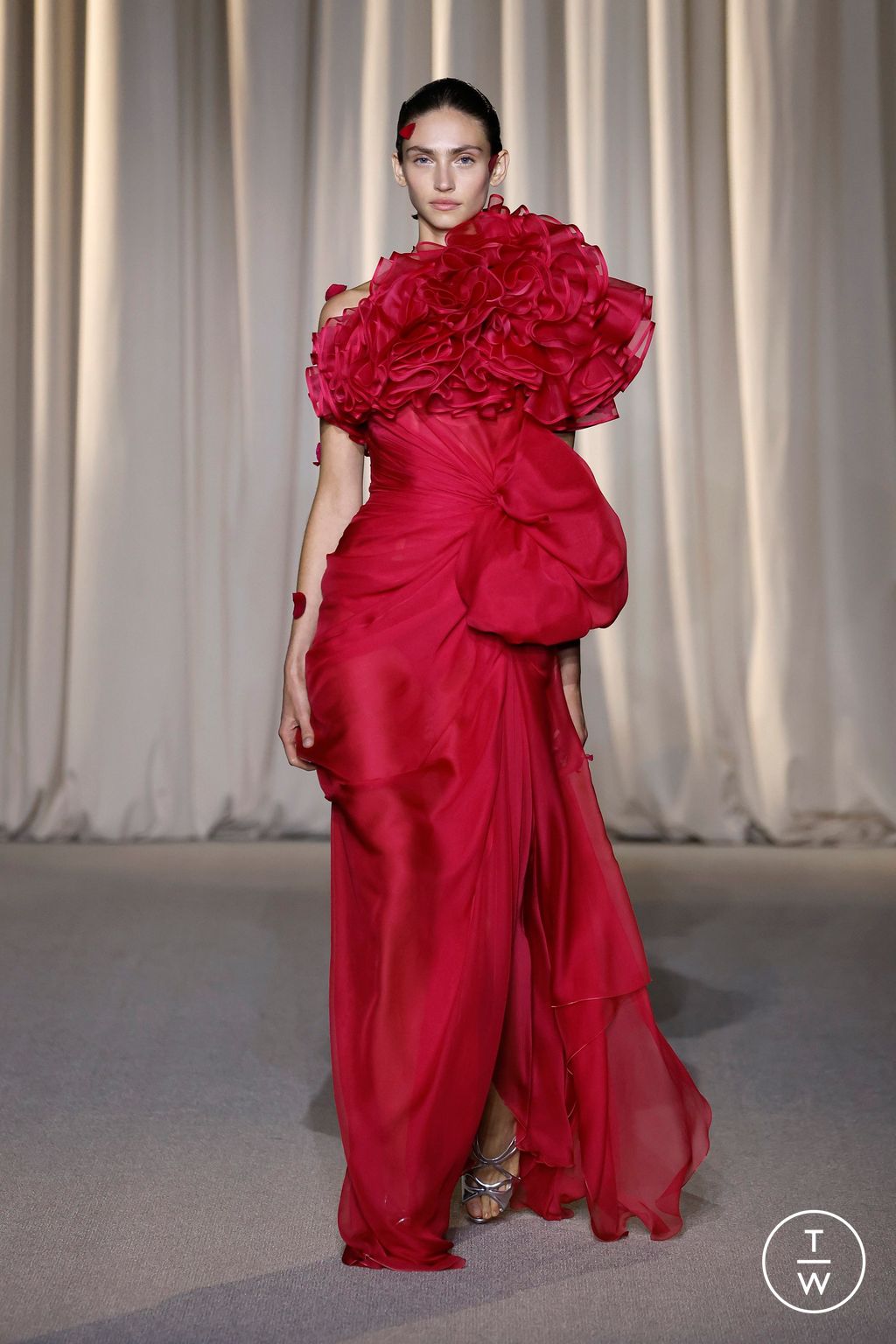 Fashion Week Paris Fall/Winter 2024 look 25 from the Giambattista Valli collection couture