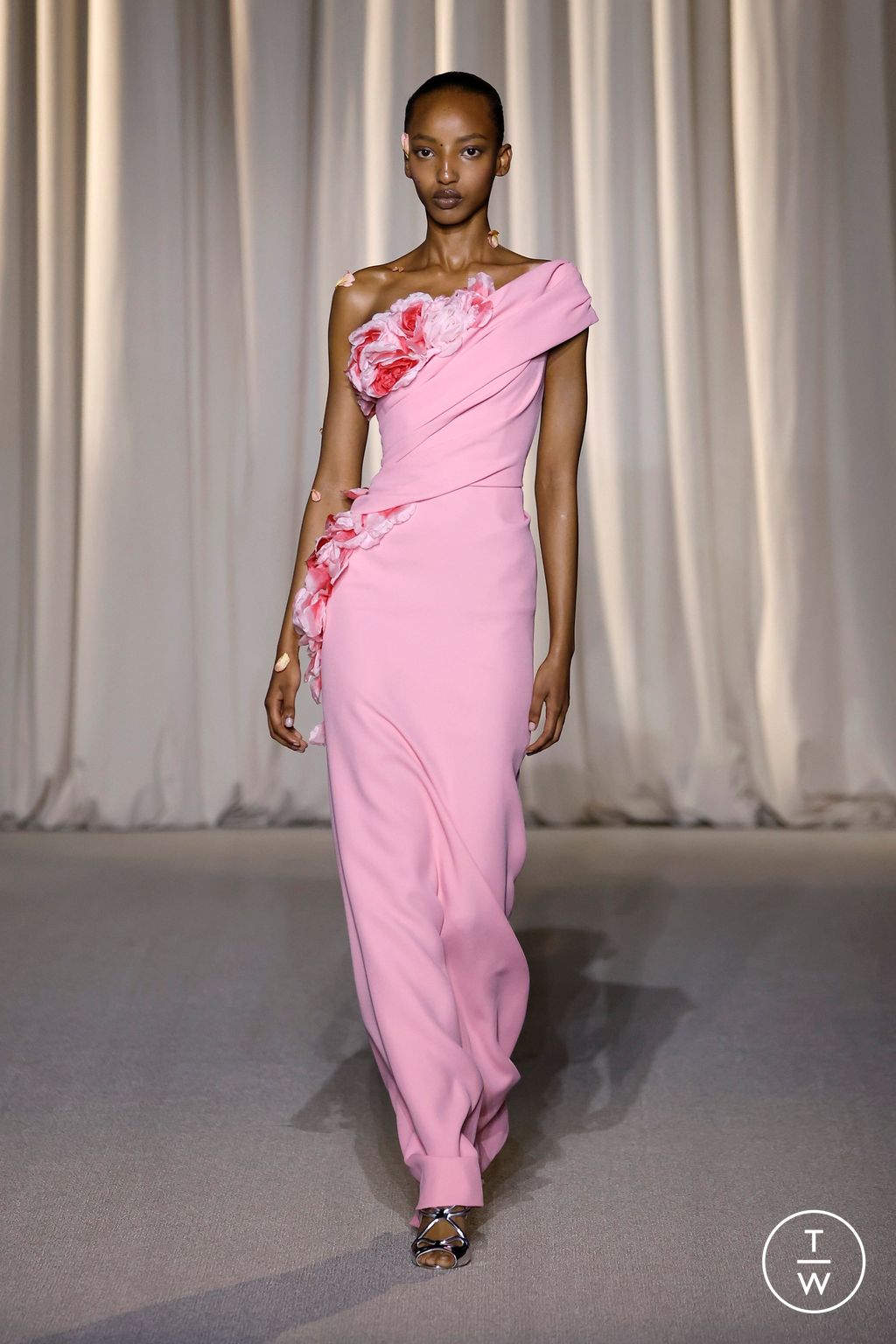 Fashion Week Paris Fall/Winter 2024 look 26 from the Giambattista Valli collection couture