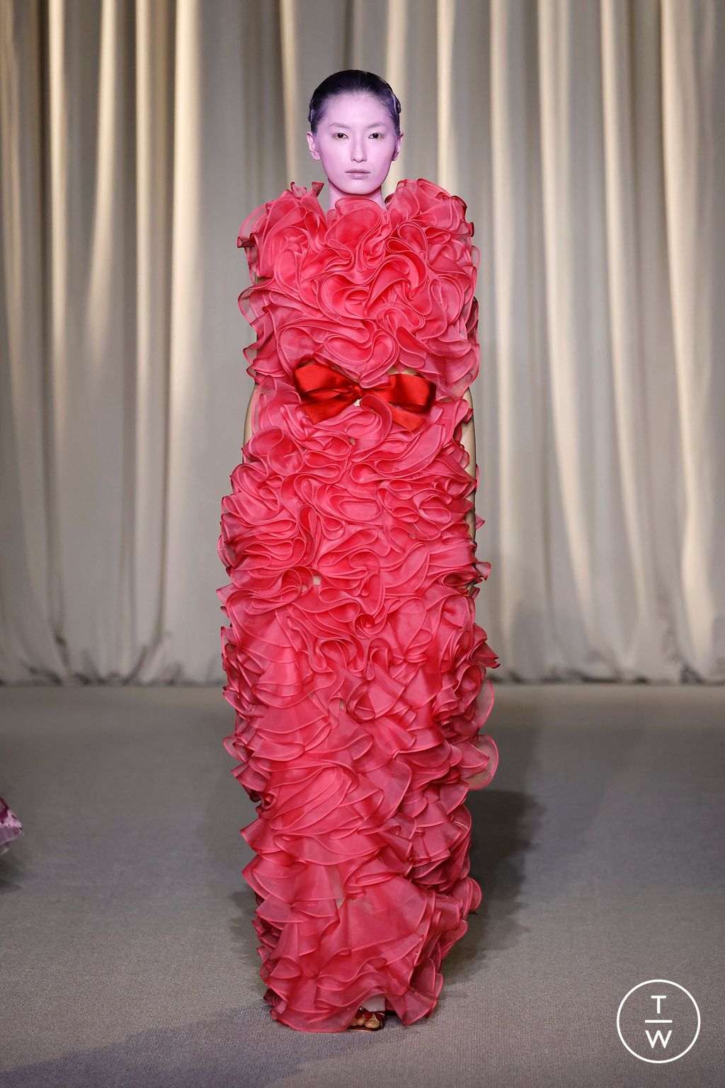 Fashion Week Paris Fall/Winter 2024 look 27 from the Giambattista Valli collection couture