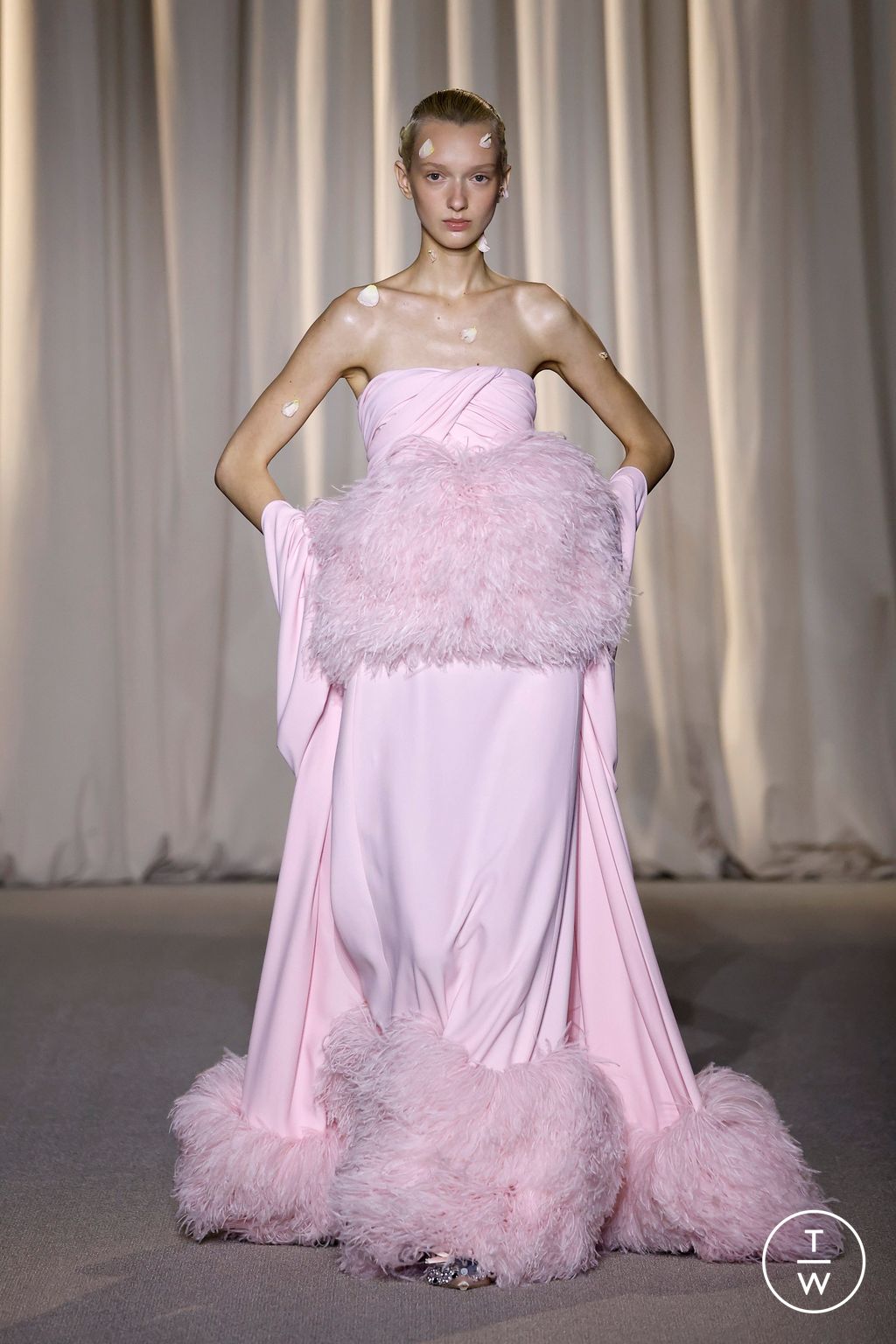 Fashion Week Paris Fall/Winter 2024 look 28 from the Giambattista Valli collection couture