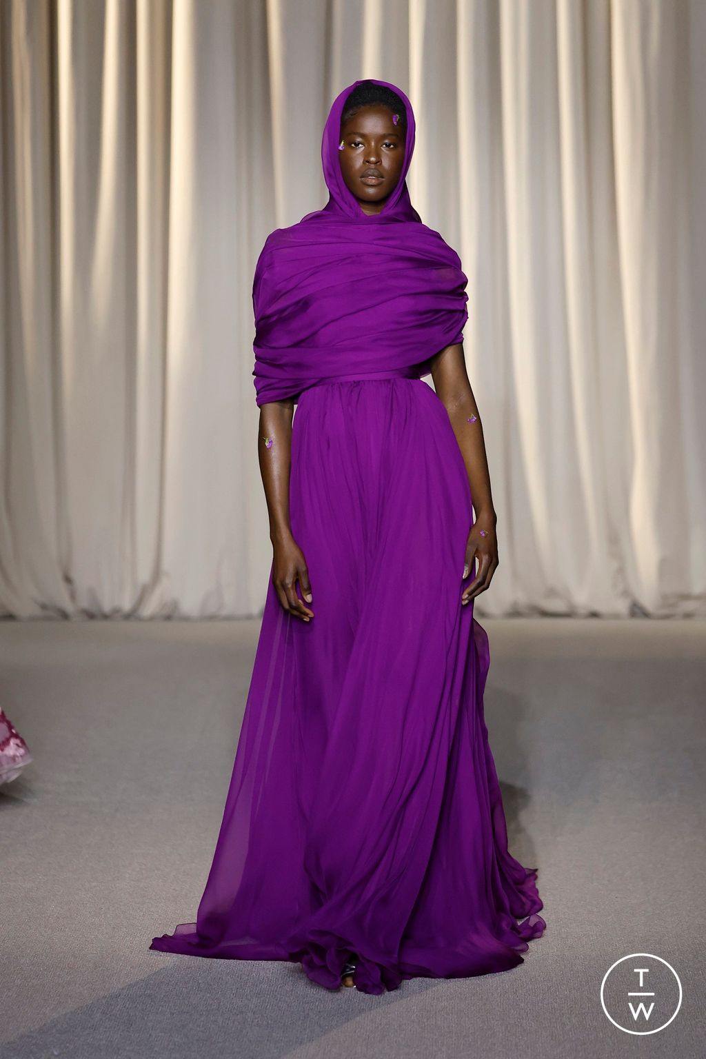 Fashion Week Paris Fall/Winter 2024 look 30 from the Giambattista Valli collection couture