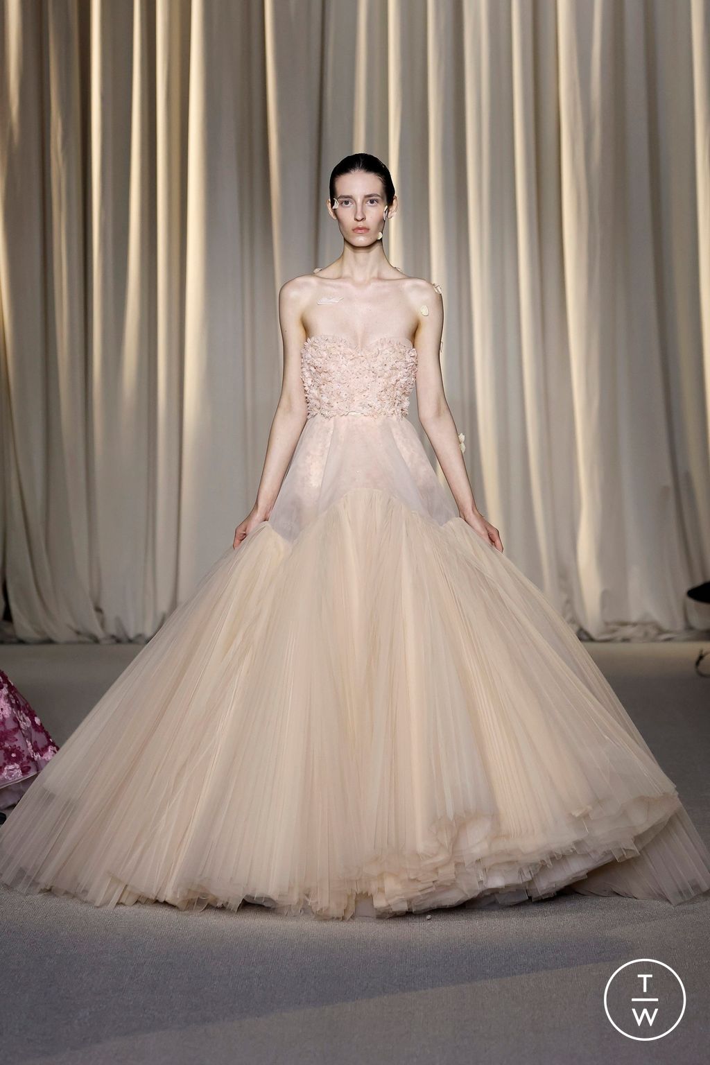 Fashion Week Paris Fall/Winter 2024 look 32 from the Giambattista Valli collection couture