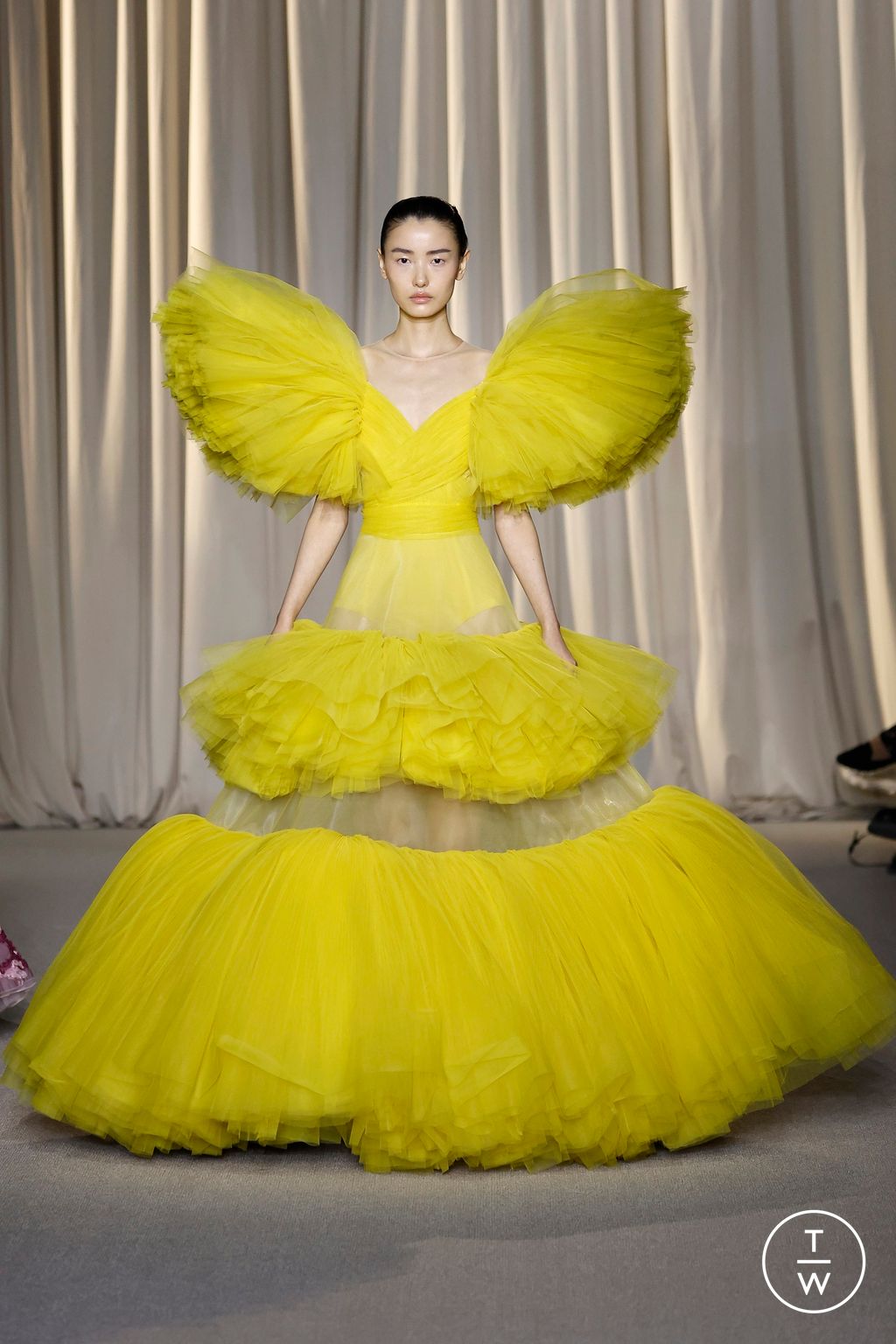 Fashion Week Paris Fall/Winter 2024 look 33 from the Giambattista Valli collection couture