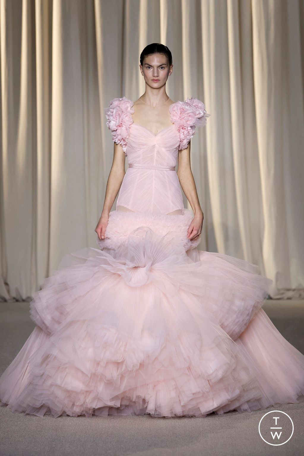 Fashion Week Paris Fall/Winter 2024 look 34 from the Giambattista Valli collection couture
