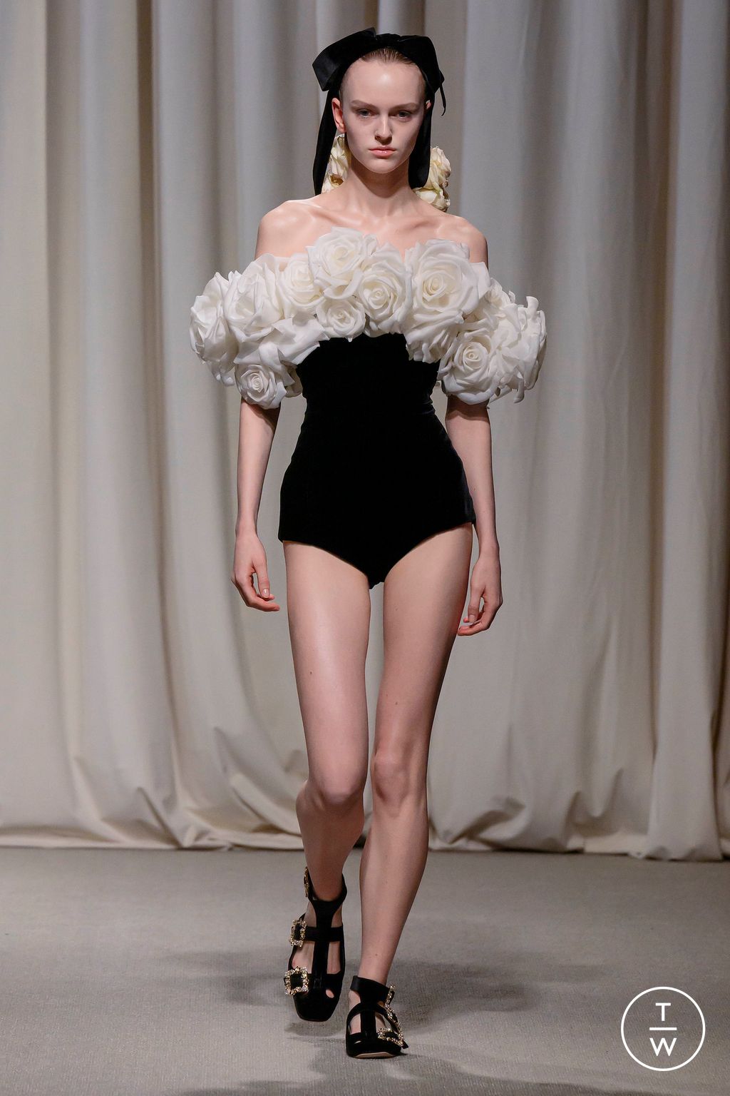 Fashion Week Paris Spring/Summer 2024 look 1 from the Giambattista Valli collection couture