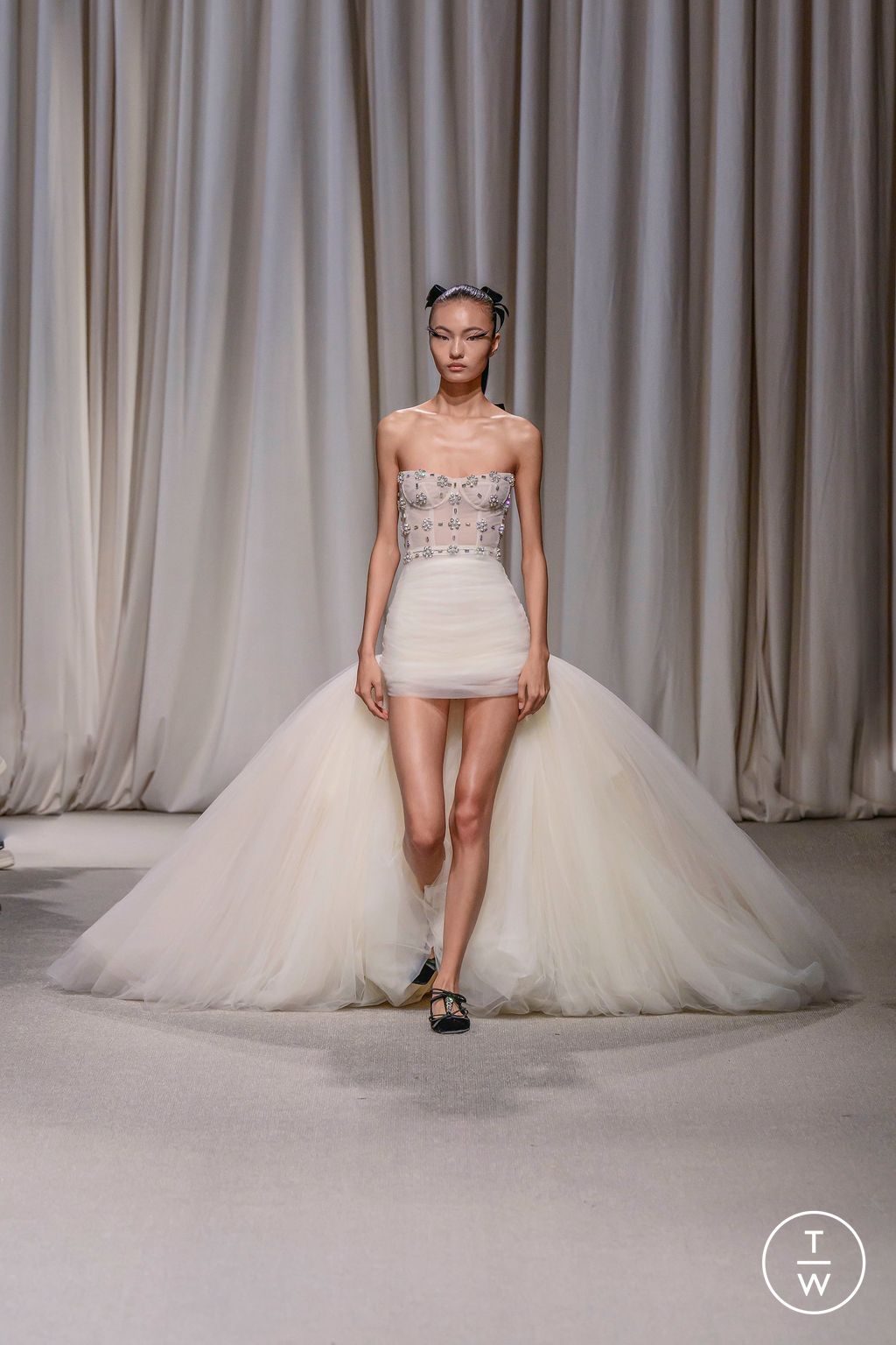 Fashion Week Paris Spring/Summer 2024 look 2 from the Giambattista Valli collection couture