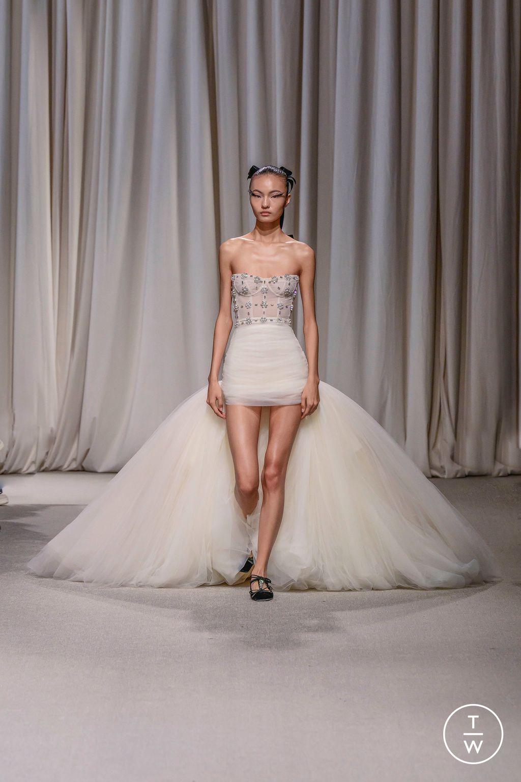 Fashion Week Paris Spring/Summer 2024 look 2 de la collection Giambattista Valli couture