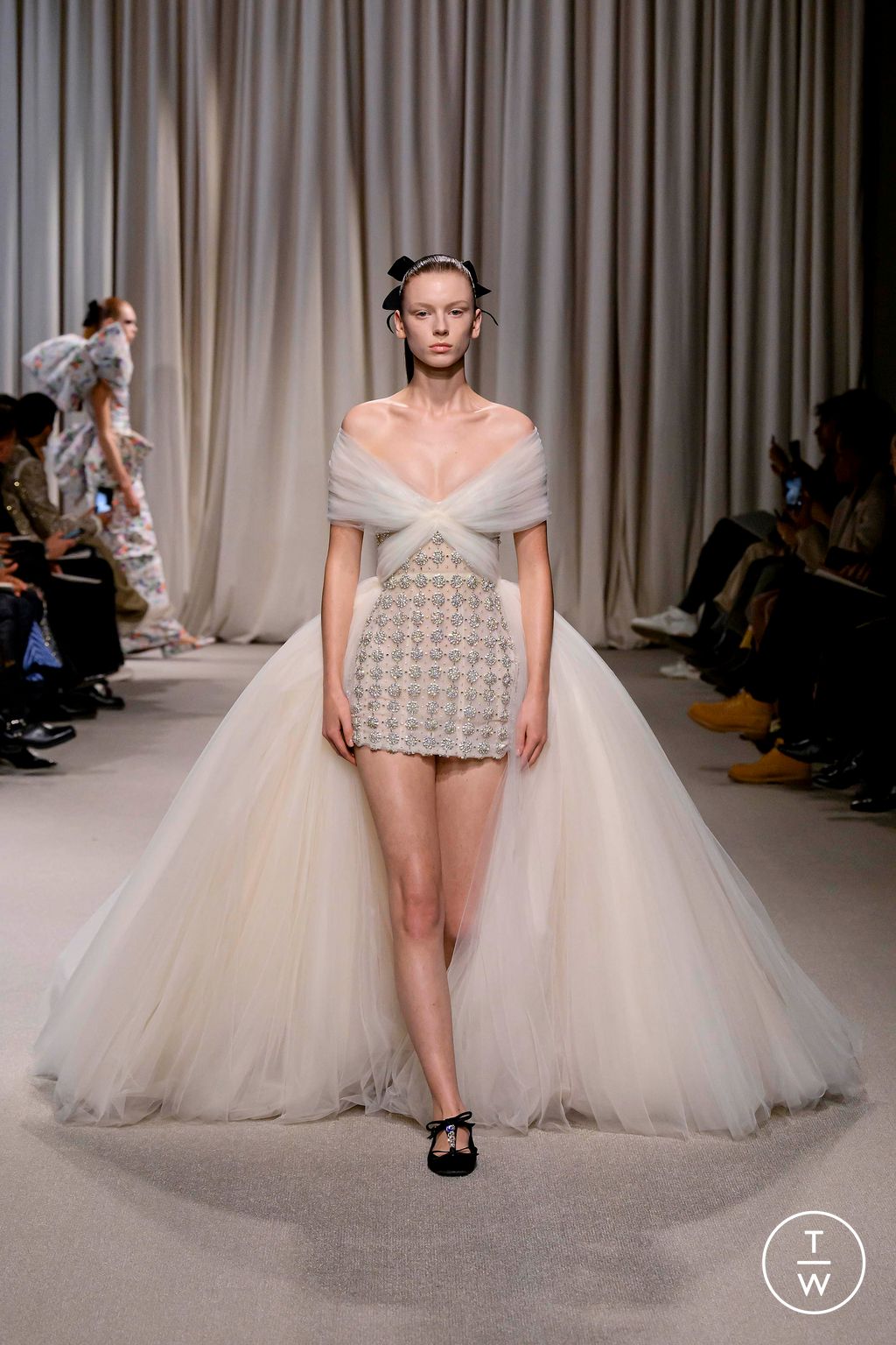 Fashion Week Paris Spring/Summer 2024 look 4 de la collection Giambattista Valli couture