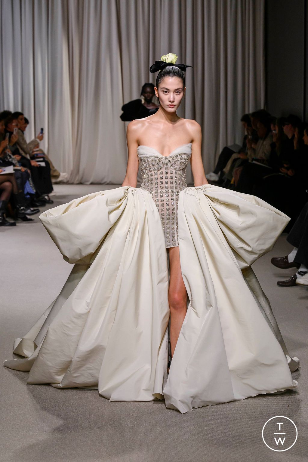 Fashion Week Paris Spring/Summer 2024 look 6 de la collection Giambattista Valli couture