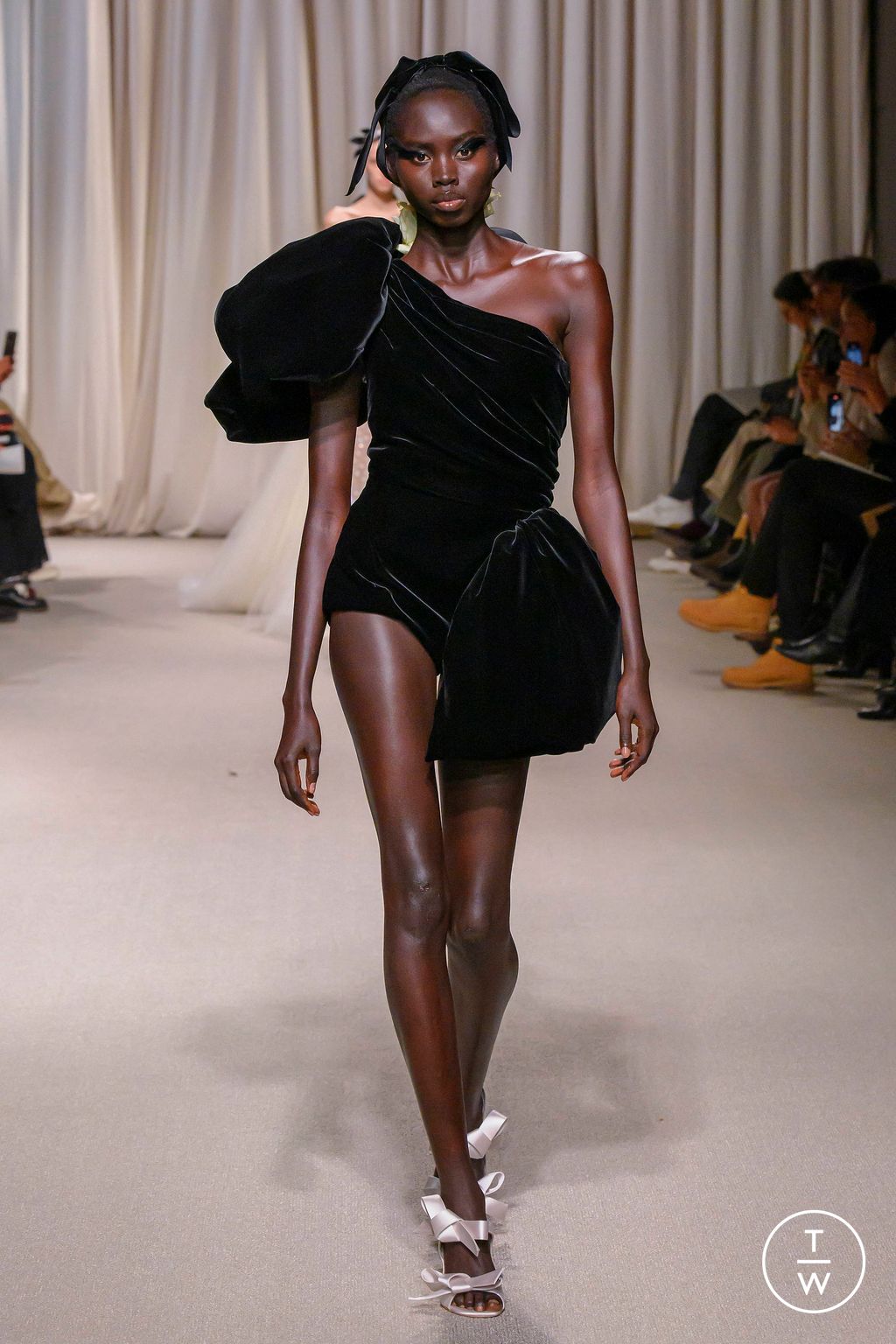 Fashion Week Paris Spring/Summer 2024 look 7 de la collection Giambattista Valli couture