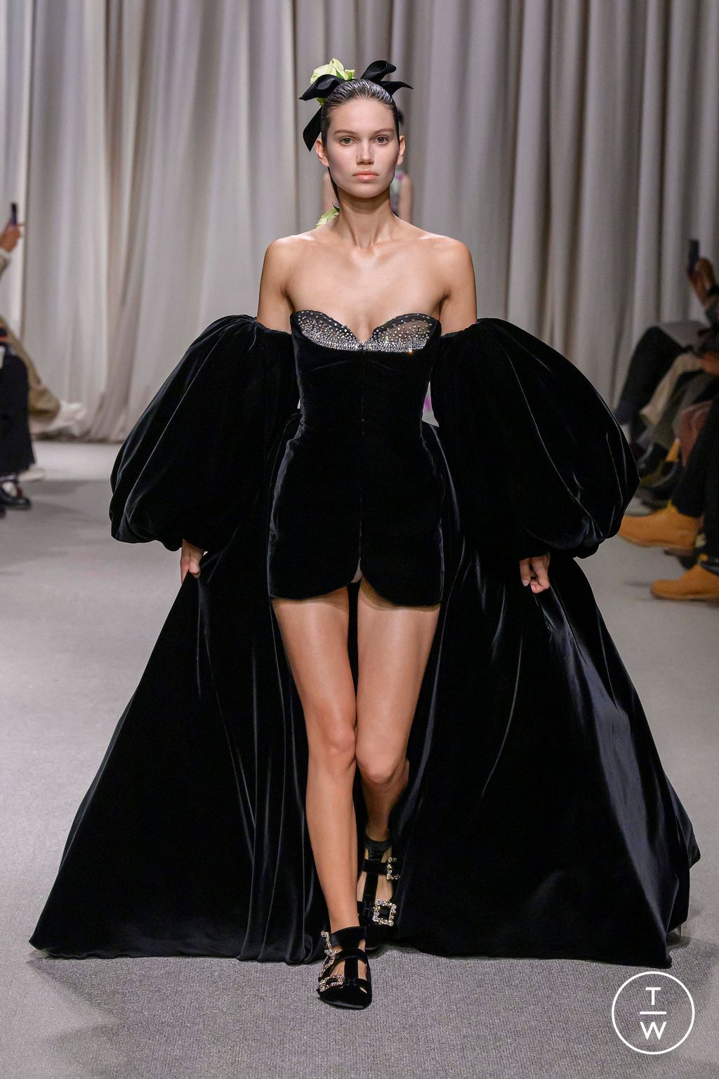 Fashion Week Paris Spring/Summer 2024 look 9 from the Giambattista Valli collection couture