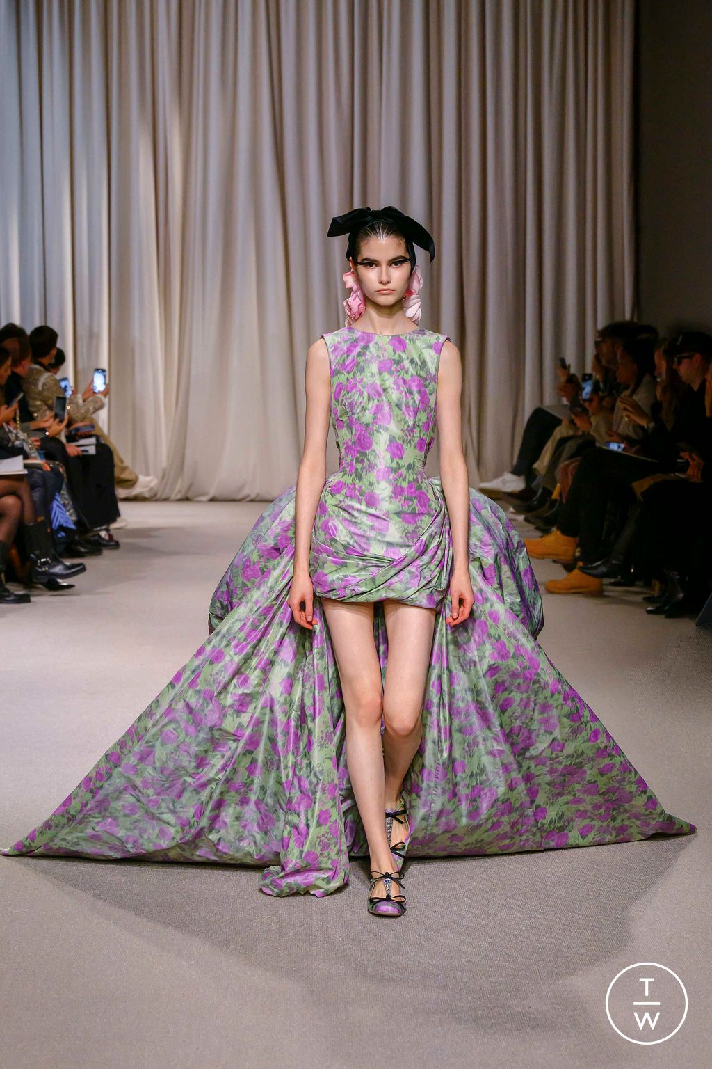 Fashion Week Paris Spring/Summer 2024 look 10 from the Giambattista Valli collection couture