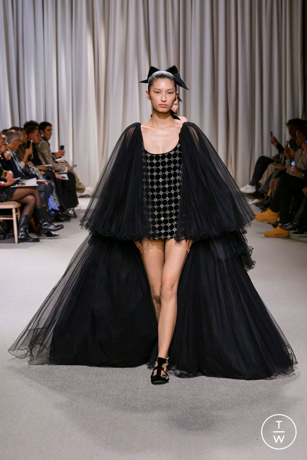Fashion Week Paris Spring/Summer 2024 look 11 de la collection Giambattista Valli couture
