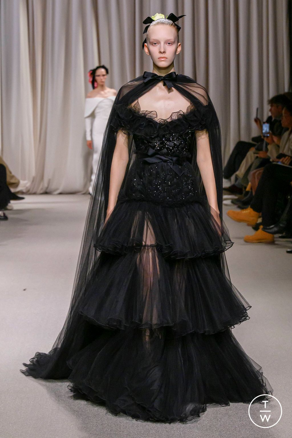 Fashion Week Paris Spring/Summer 2024 look 16 de la collection Giambattista Valli couture