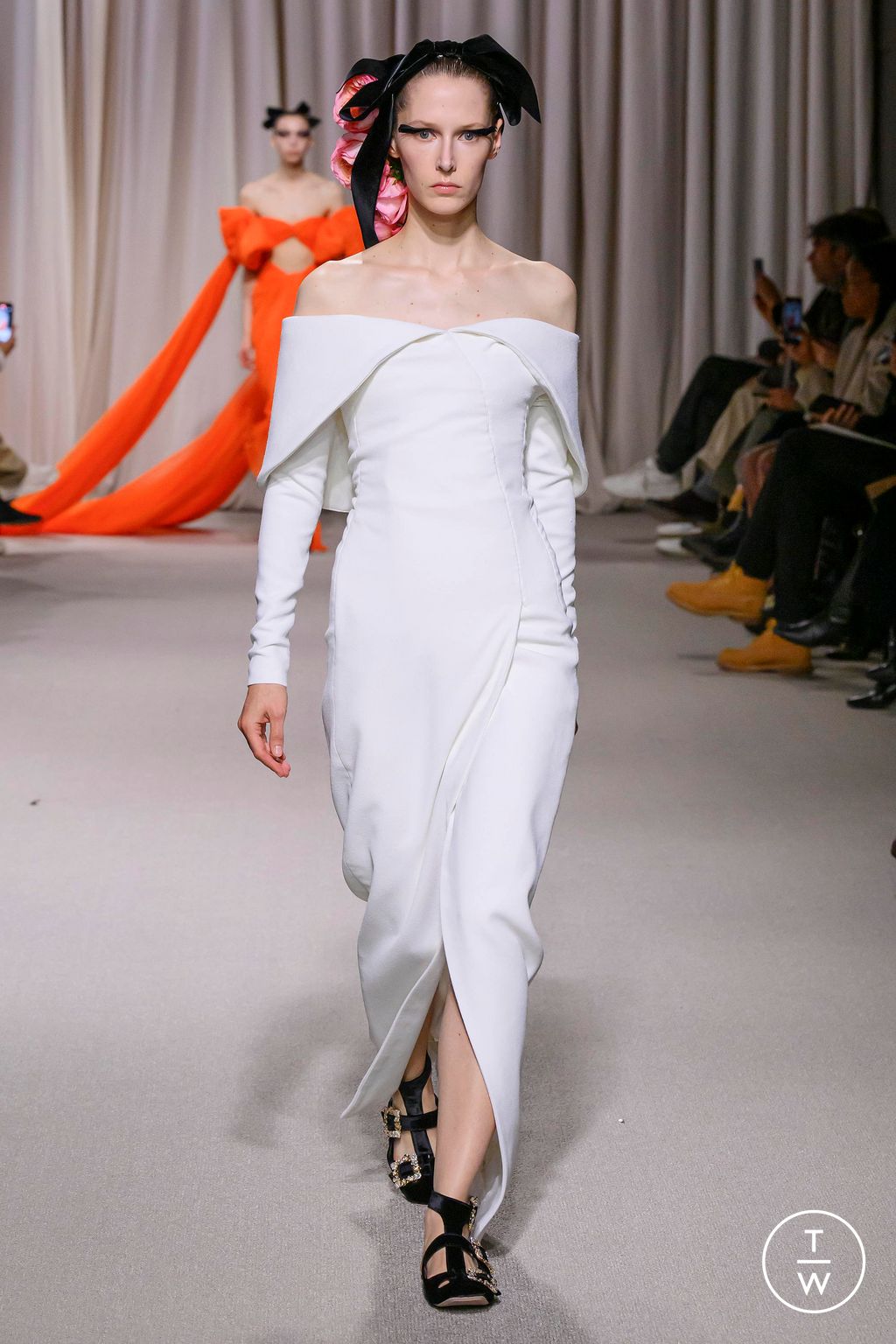 Fashion Week Paris Spring/Summer 2024 look 17 from the Giambattista Valli collection couture