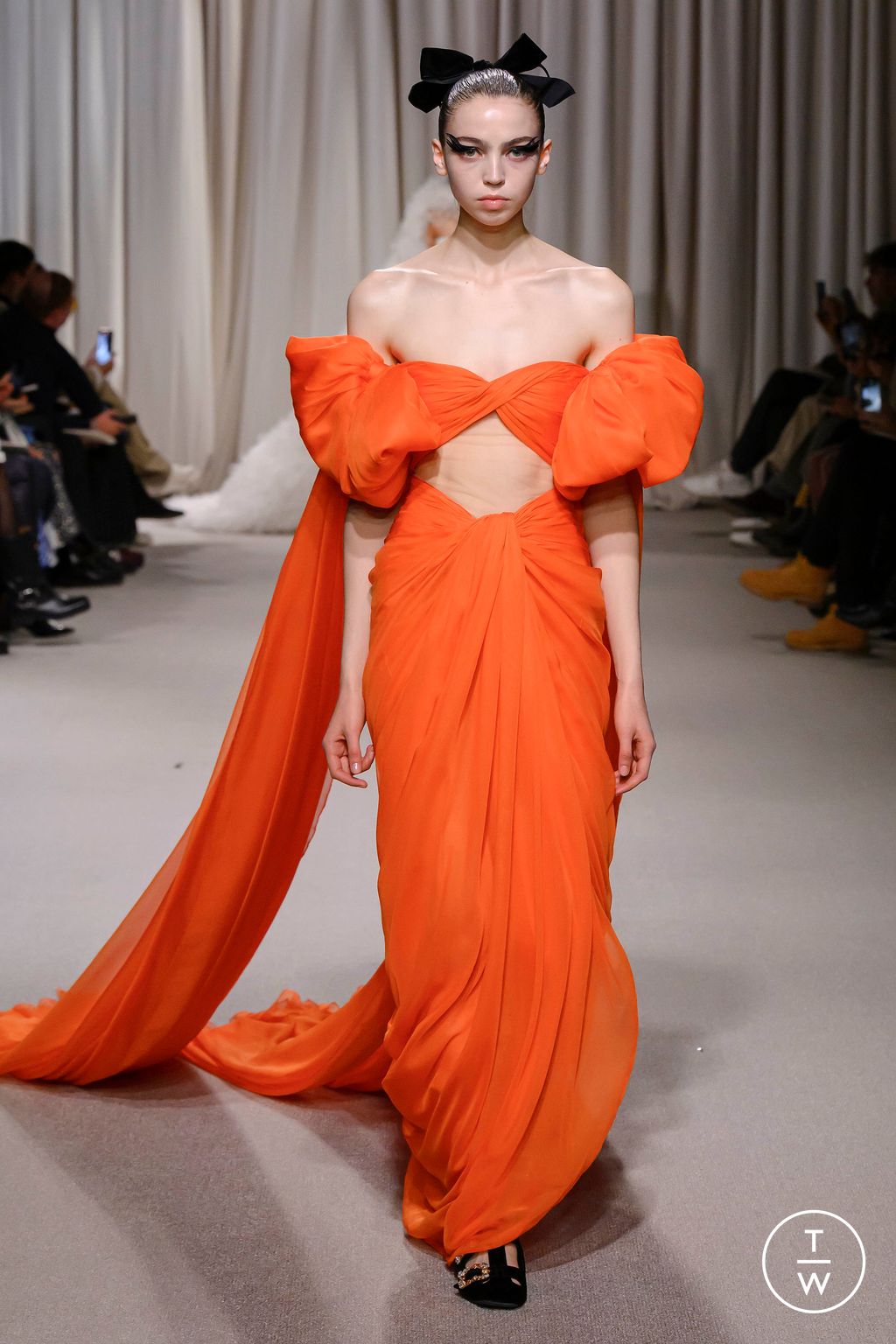 Fashion Week Paris Spring/Summer 2024 look 18 de la collection Giambattista Valli couture