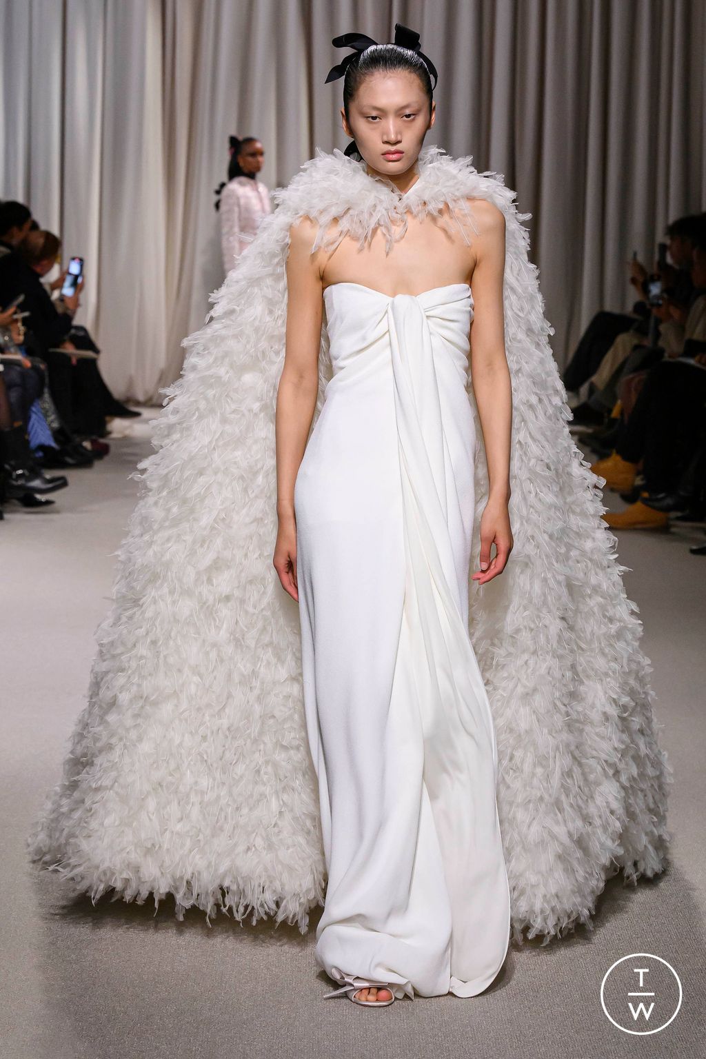 Fashion Week Paris Spring/Summer 2024 look 19 from the Giambattista Valli collection couture