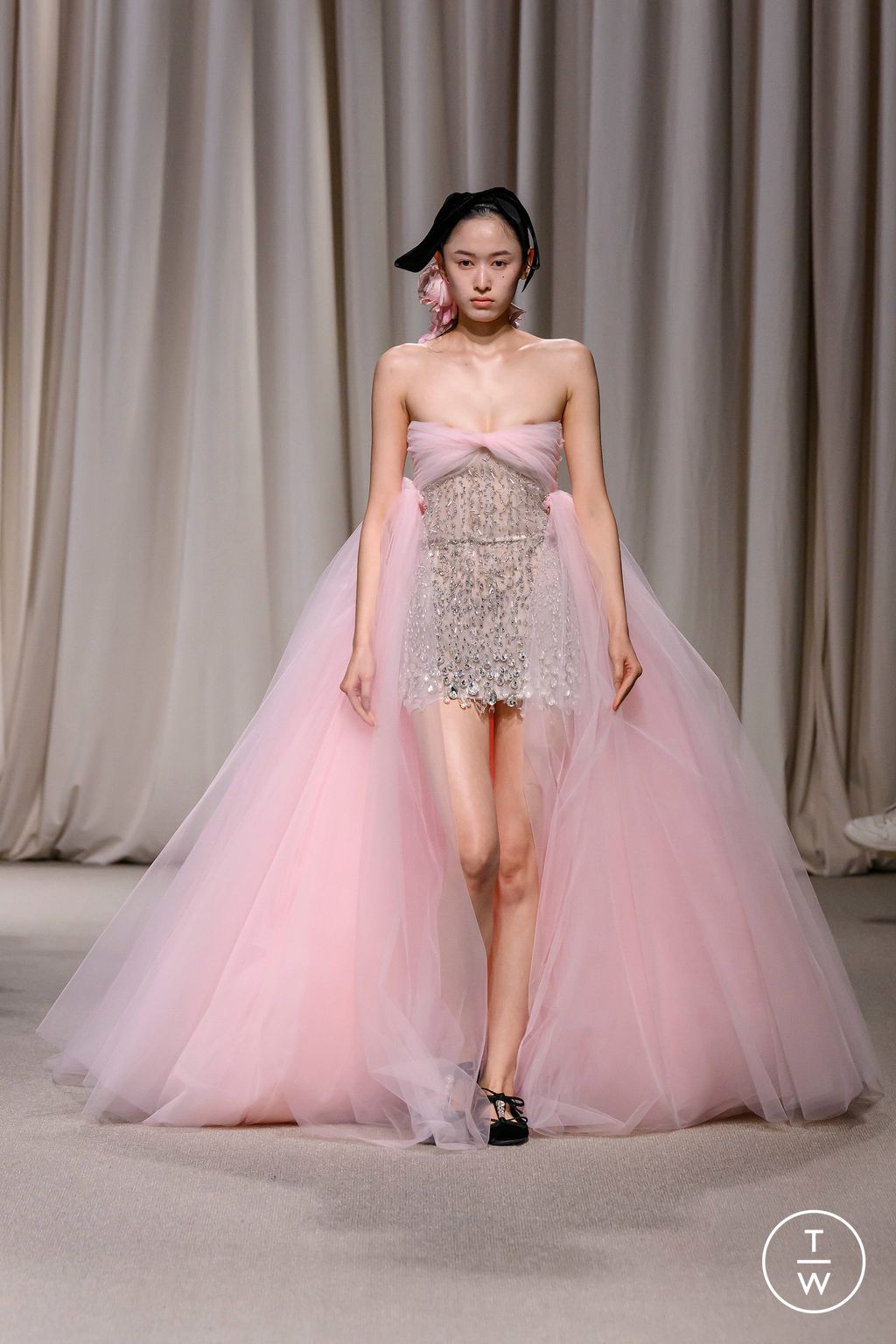 Fashion Week Paris Spring/Summer 2024 look 21 from the Giambattista Valli collection couture