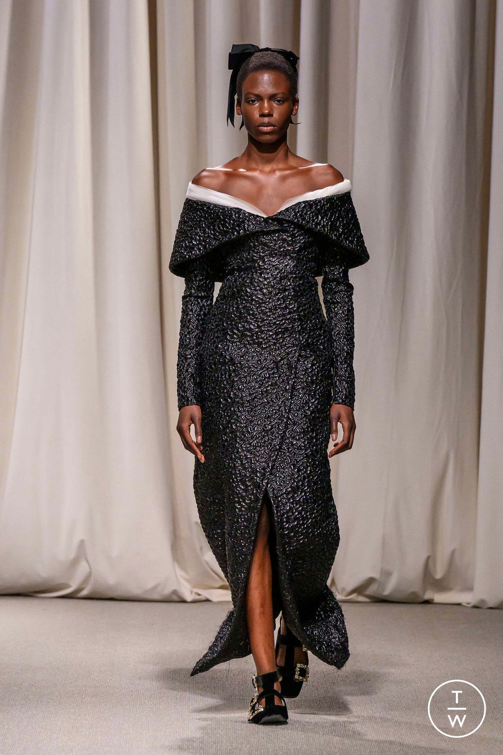Fashion Week Paris Spring/Summer 2024 look 22 from the Giambattista Valli collection couture