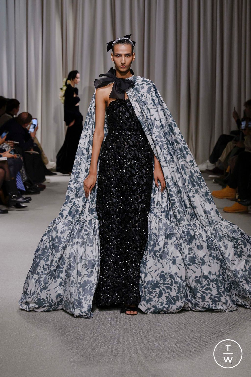 Fashion Week Paris Spring/Summer 2024 look 25 from the Giambattista Valli collection couture