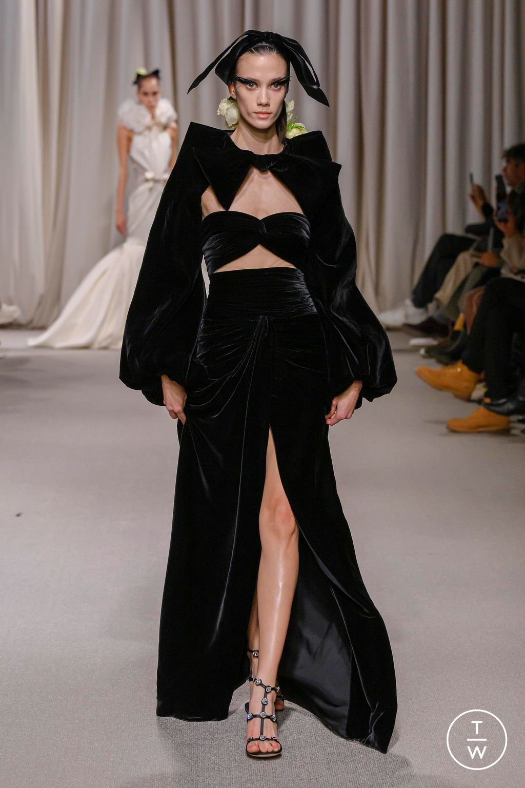 Fashion Week Paris Spring/Summer 2024 look 26 de la collection Giambattista Valli couture