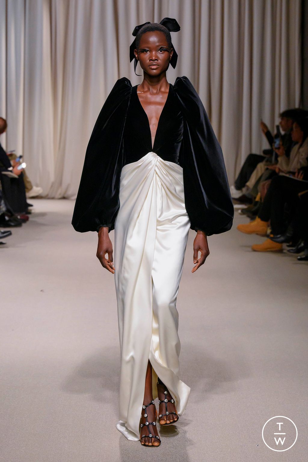 Fashion Week Paris Spring/Summer 2024 look 28 de la collection Giambattista Valli couture