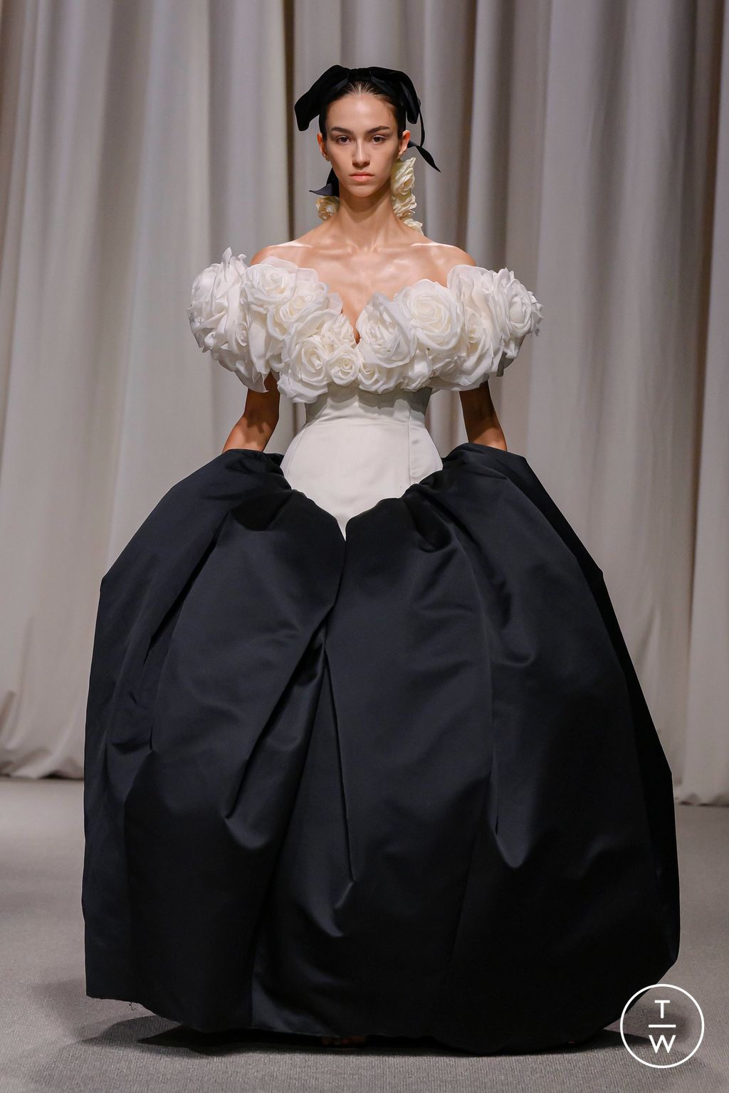 Fashion Week Paris Spring/Summer 2024 look 29 from the Giambattista Valli collection couture