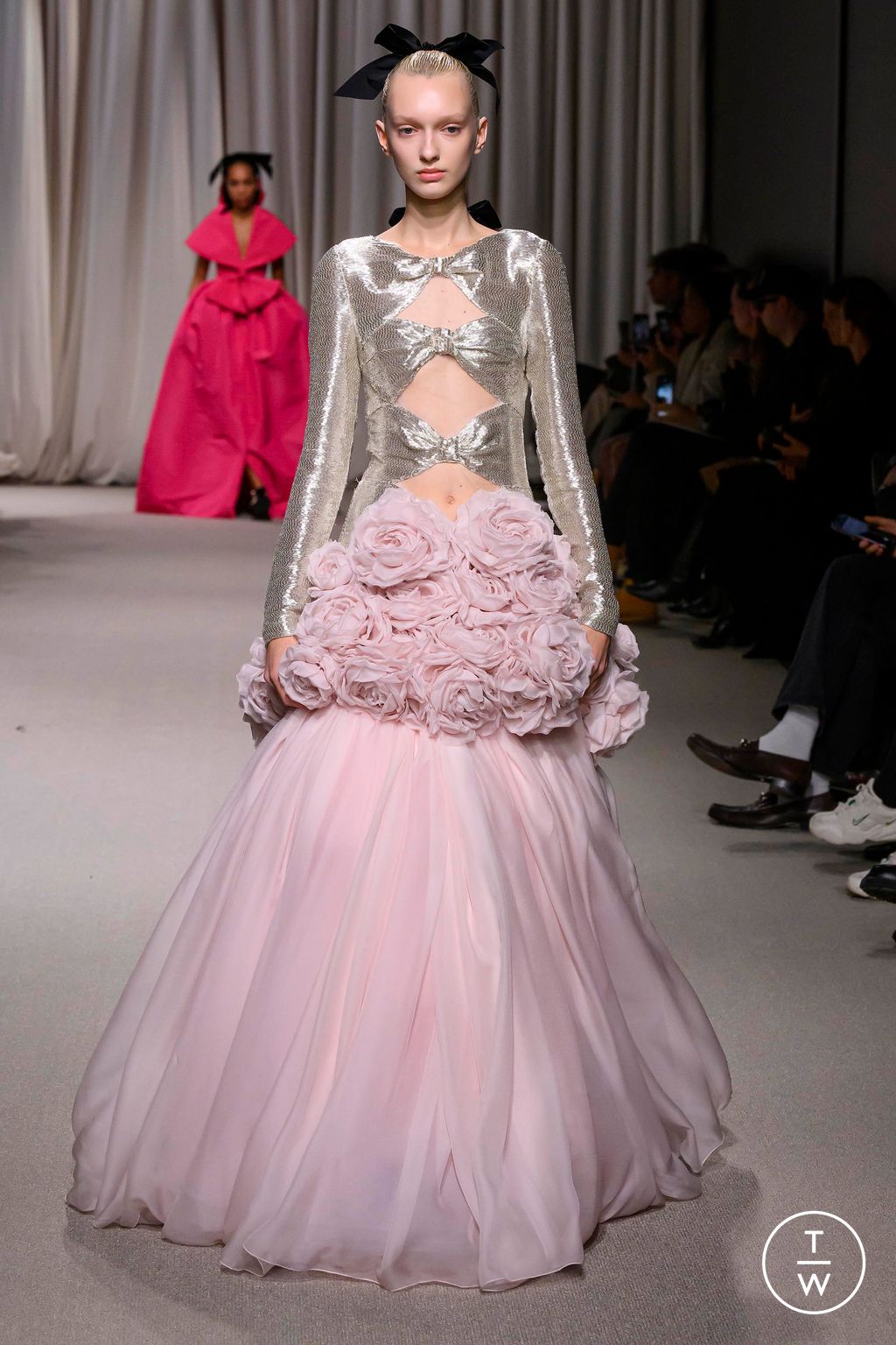 Fashion Week Paris Spring/Summer 2024 look 30 from the Giambattista Valli collection couture