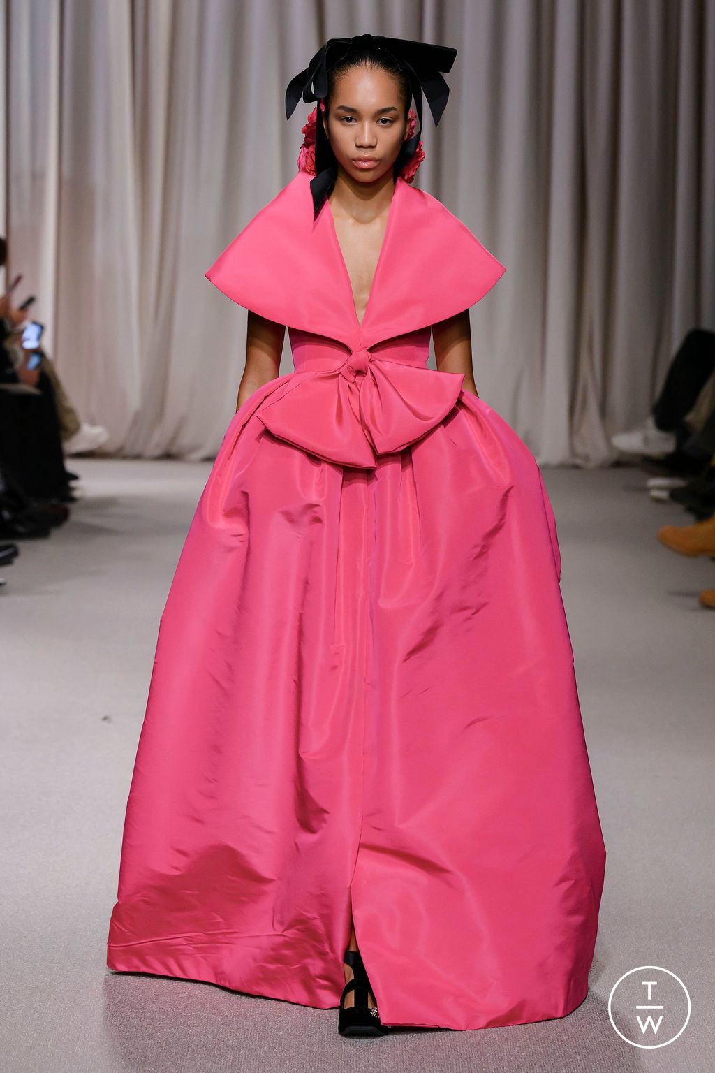 Fashion Week Paris Spring/Summer 2024 look 31 de la collection Giambattista Valli couture