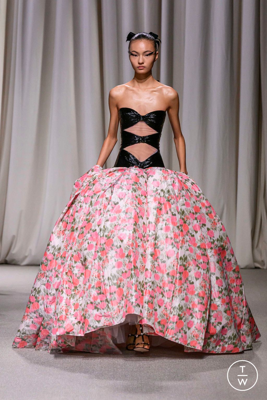 Fashion Week Paris Spring/Summer 2024 look 32 from the Giambattista Valli collection couture