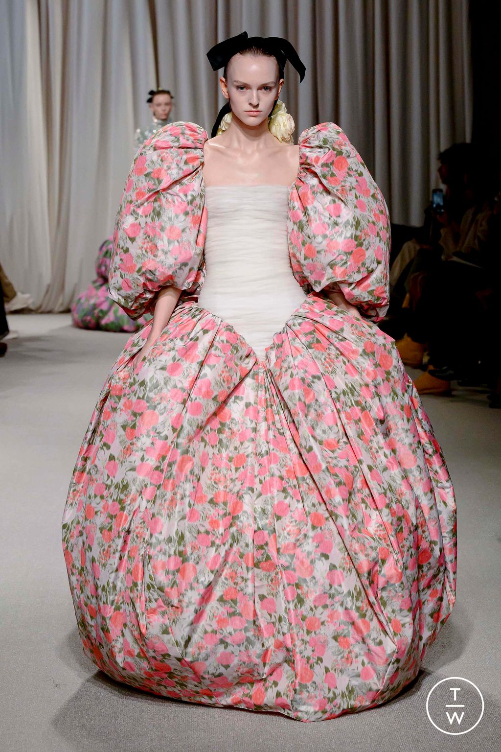 Fashion Week Paris Spring/Summer 2024 look 34 from the Giambattista Valli collection couture
