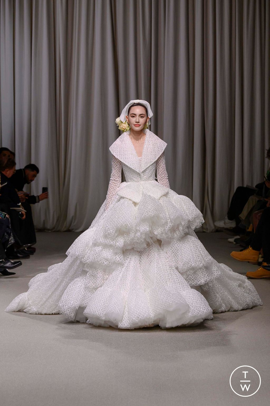 Fashion Week Paris Spring/Summer 2024 look 39 from the Giambattista Valli collection couture