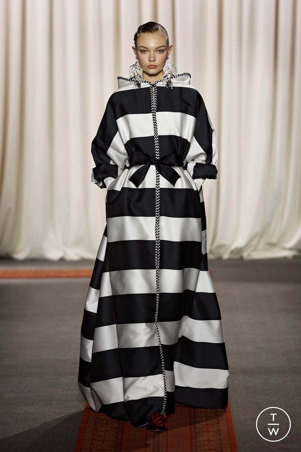 Fashion Week Paris Spring/Summer 2025 look 1 from the Giambattista Valli collection couture