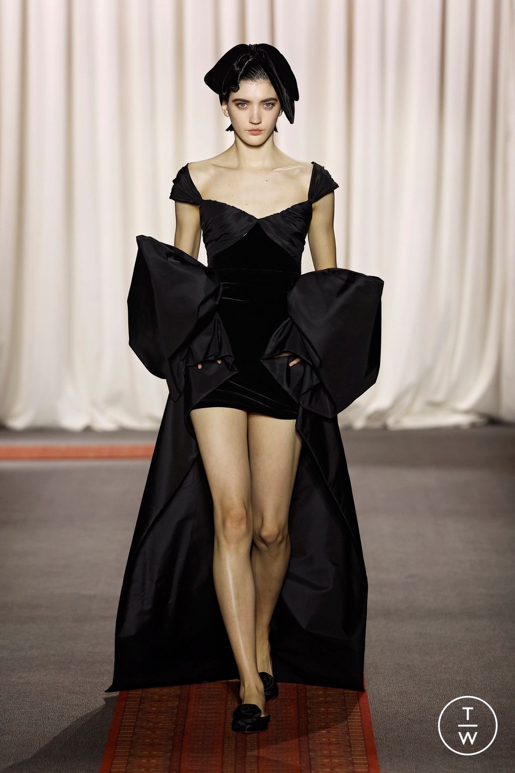 Fashion Week Paris Spring/Summer 2025 look 4 from the Giambattista Valli collection couture