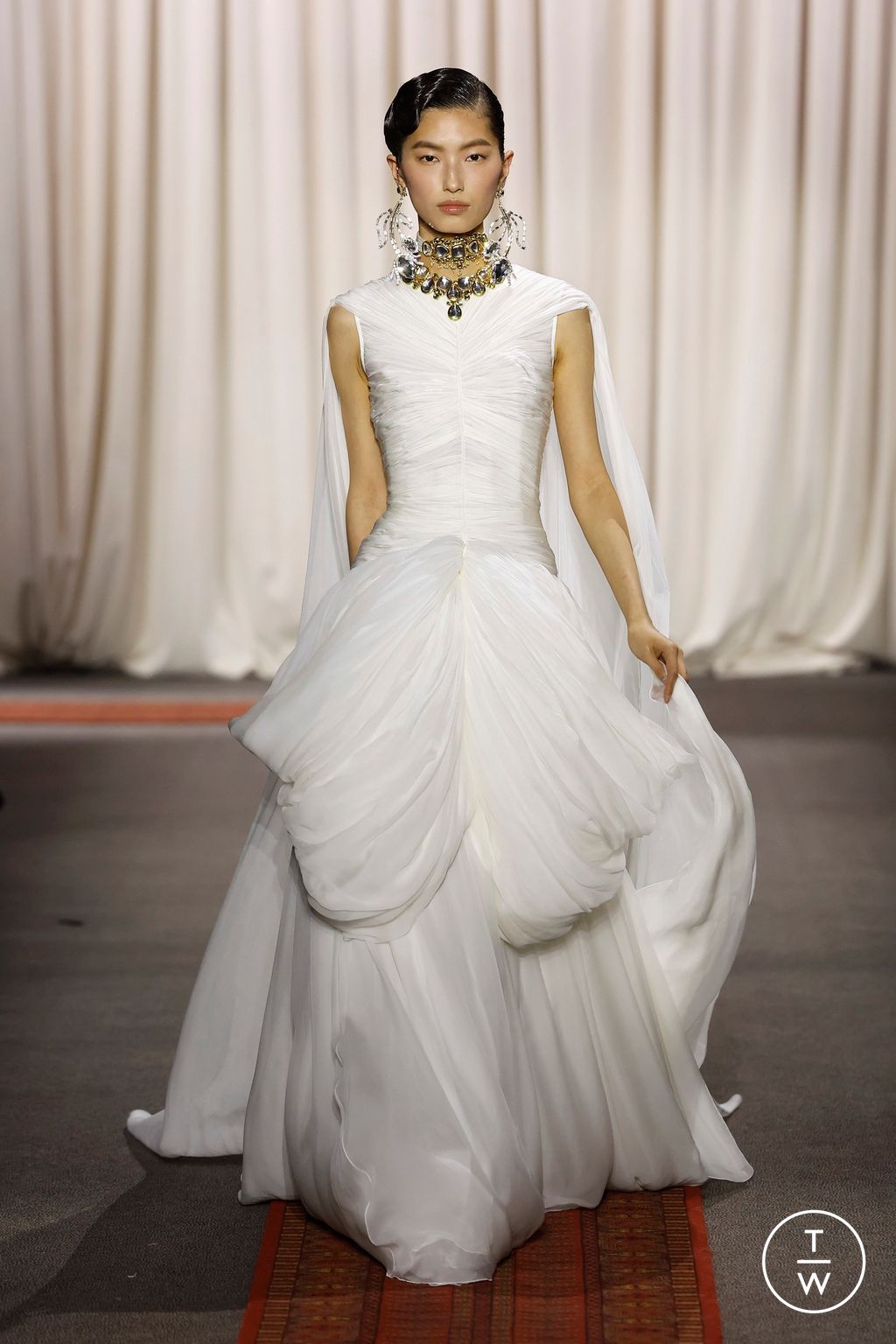 Fashion Week Paris Spring/Summer 2025 look 6 from the Giambattista Valli collection couture