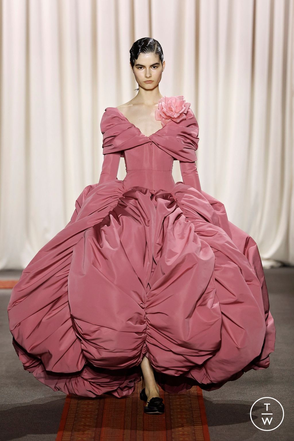Fashion Week Paris Spring-Summer 2025 look 7 from the Giambattista Valli collection couture