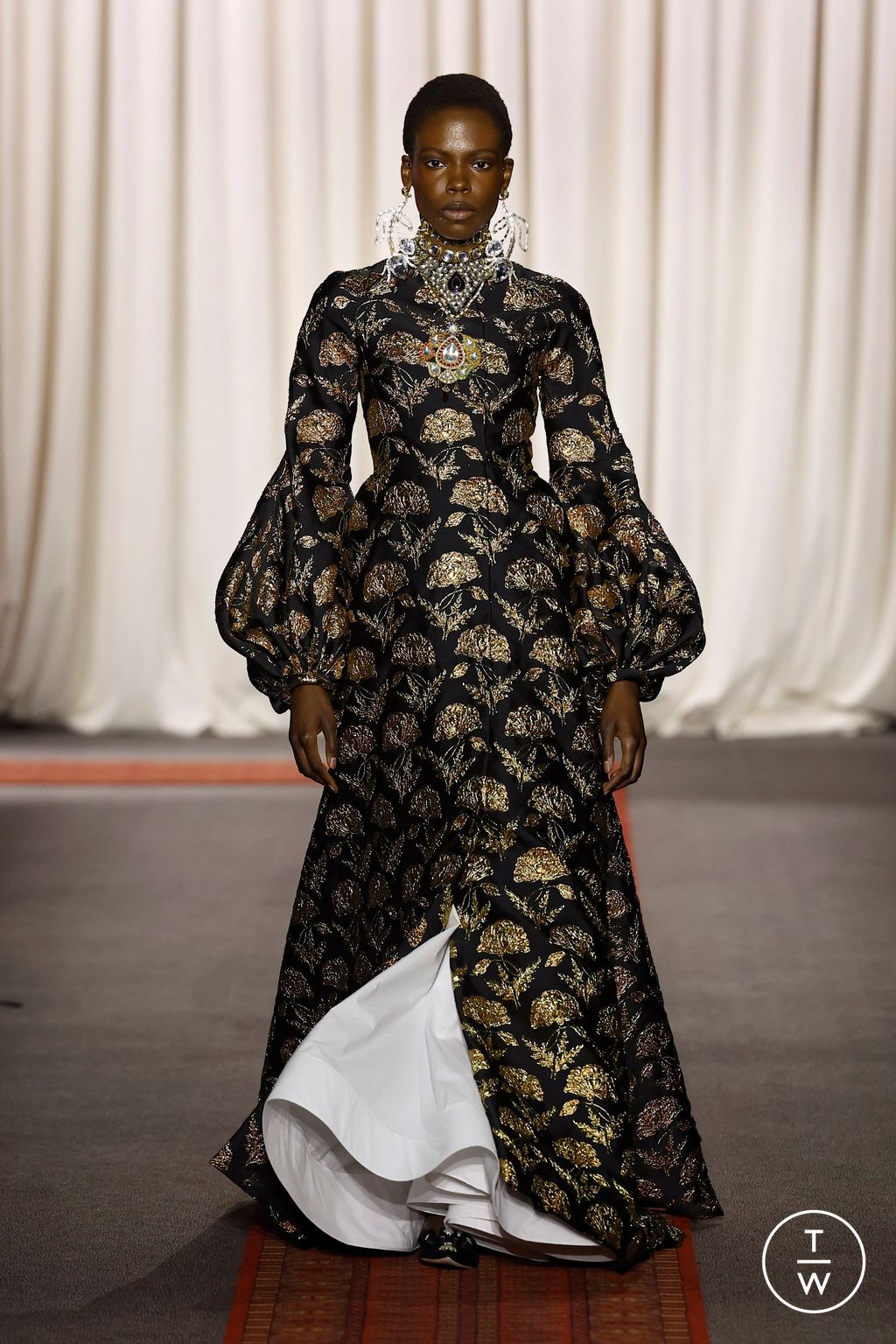 Fashion Week Paris Spring/Summer 2025 look 9 from the Giambattista Valli collection 高级定制