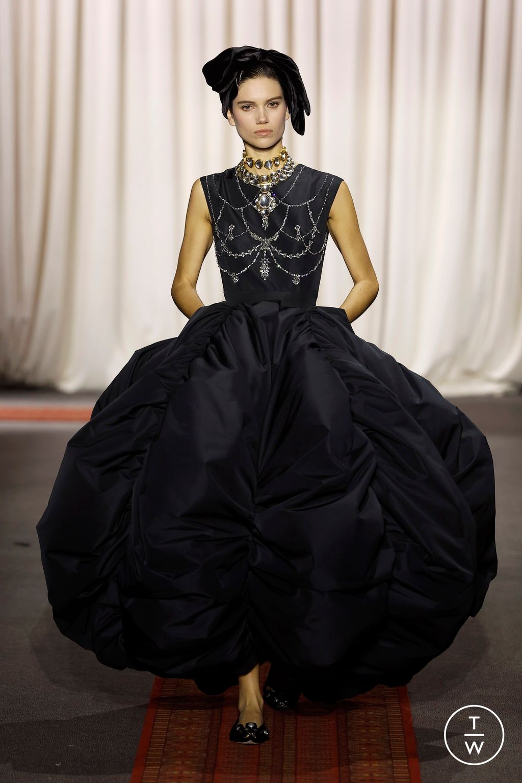 Fashion Week Paris Spring/Summer 2025 look 10 from the Giambattista Valli collection 高级定制