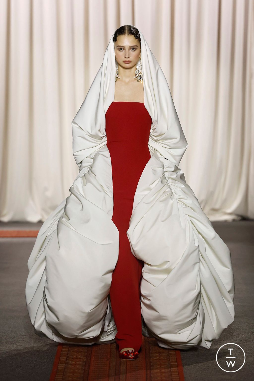 Fashion Week Paris Spring/Summer 2025 look 12 from the Giambattista Valli collection 高级定制