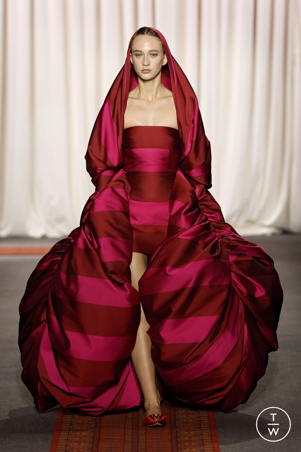 Fashion Week Paris Spring/Summer 2025 look 14 from the Giambattista Valli collection couture