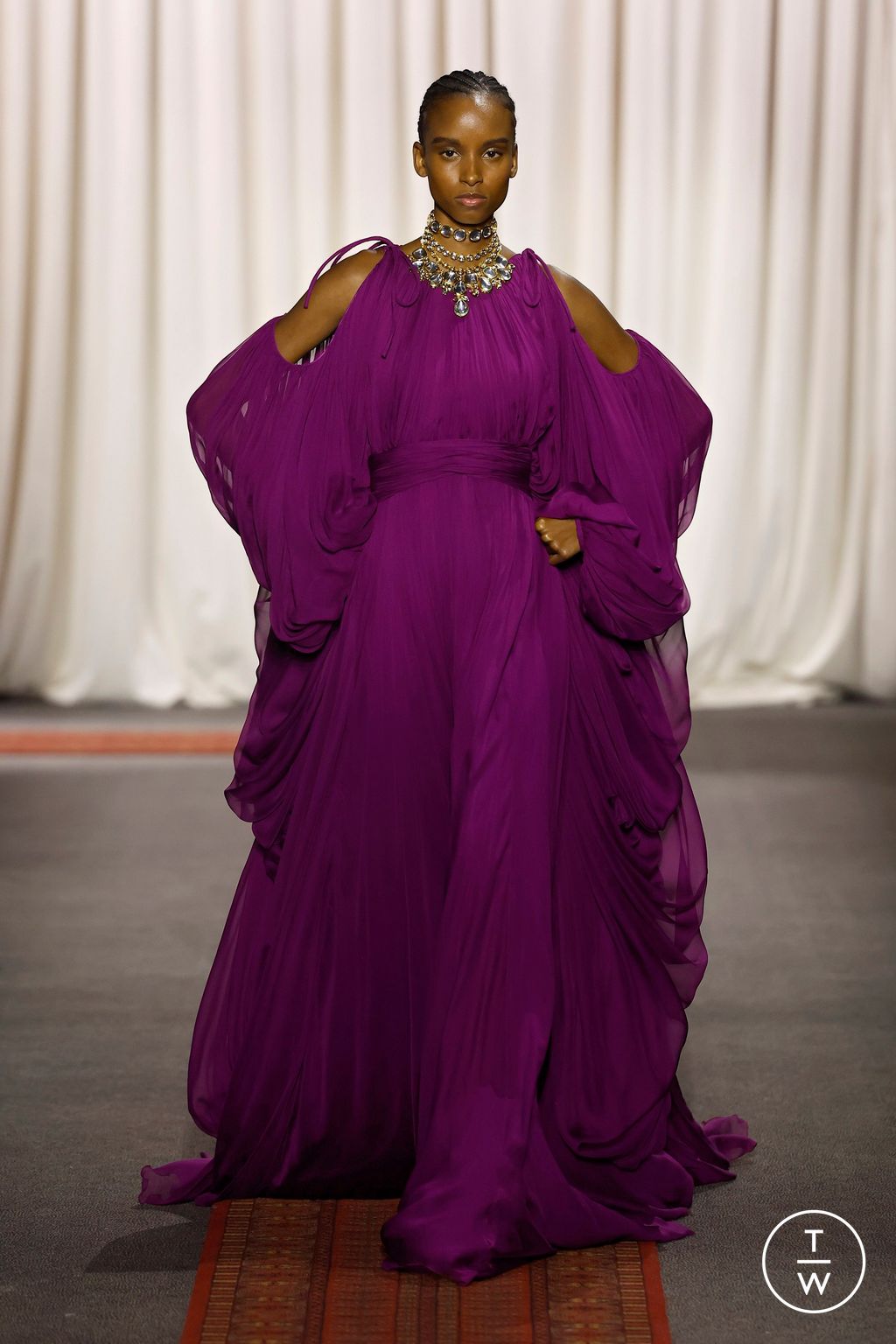 Fashion Week Paris Spring/Summer 2025 look 15 from the Giambattista Valli collection 高级定制