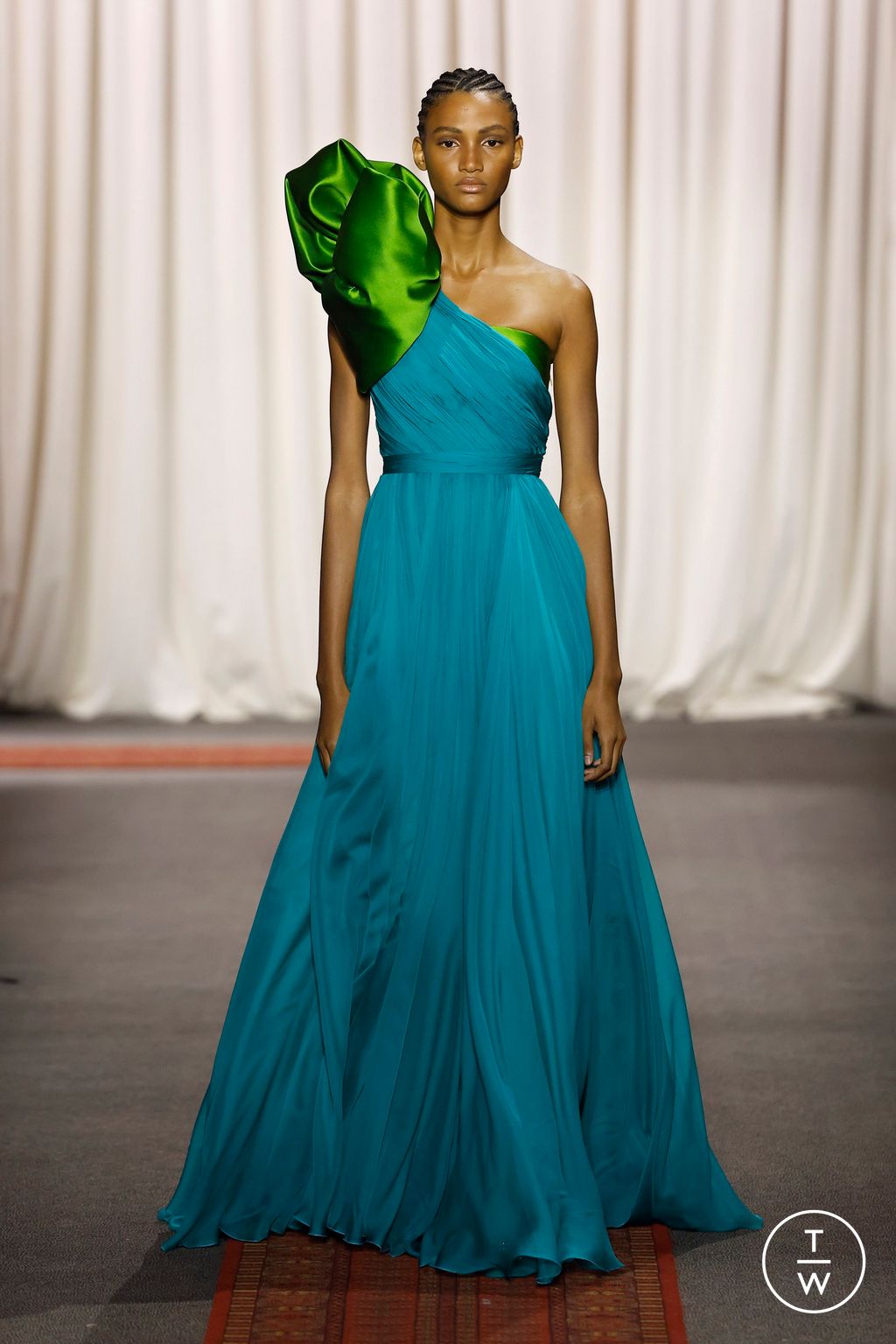 Fashion Week Paris Spring/Summer 2025 look 16 from the Giambattista Valli collection 高级定制