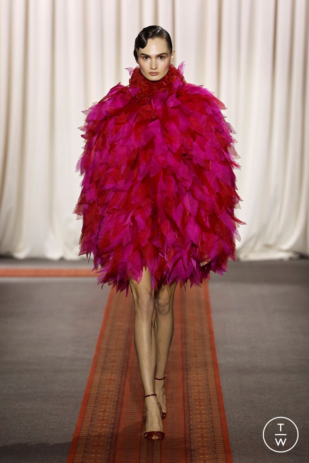 Fashion Week Paris Spring/Summer 2025 look 17 from the Giambattista Valli collection 高级定制