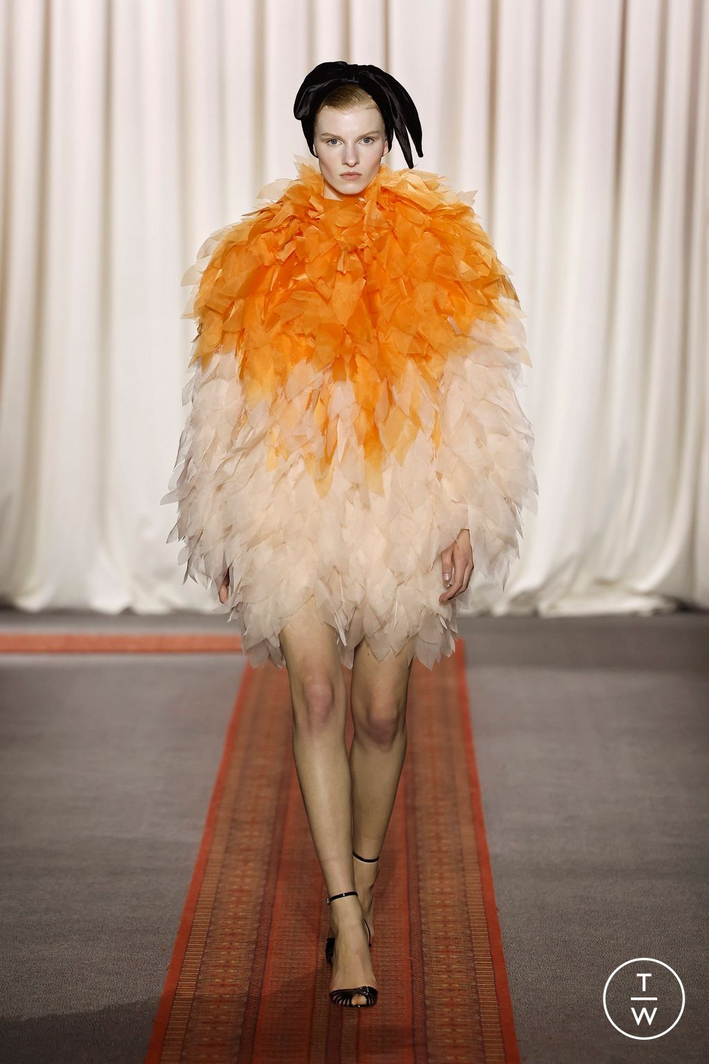 Fashion Week Paris Spring/Summer 2025 look 19 from the Giambattista Valli collection couture