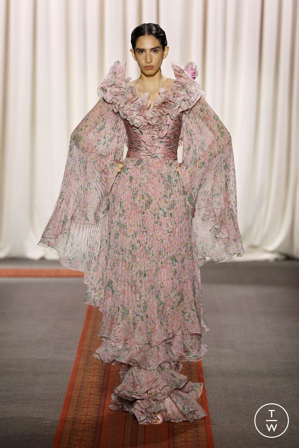 Fashion Week Paris Spring/Summer 2025 look 23 from the Giambattista Valli collection couture