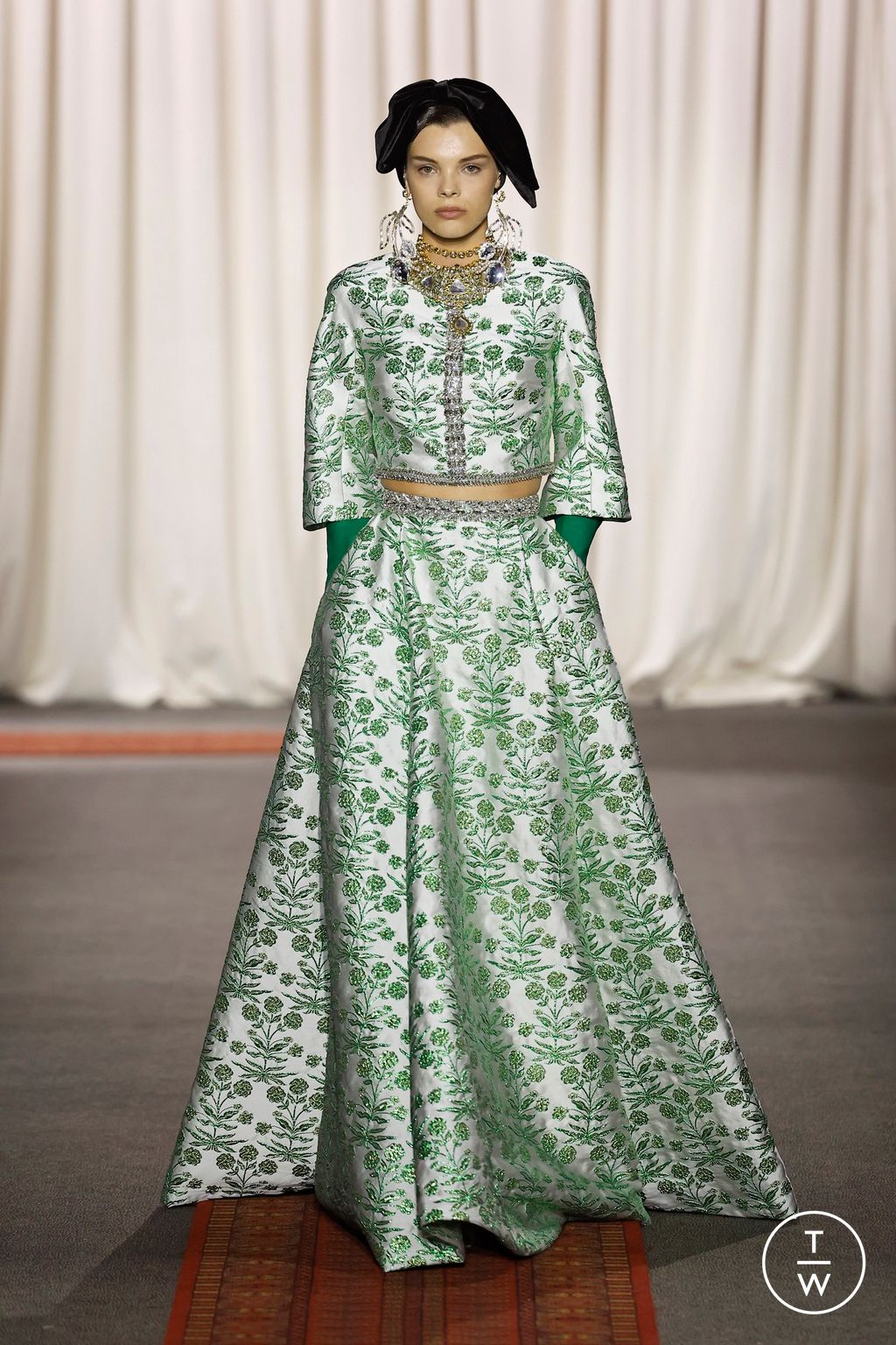 Fashion Week Paris Spring/Summer 2025 look 24 from the Giambattista Valli collection 高级定制