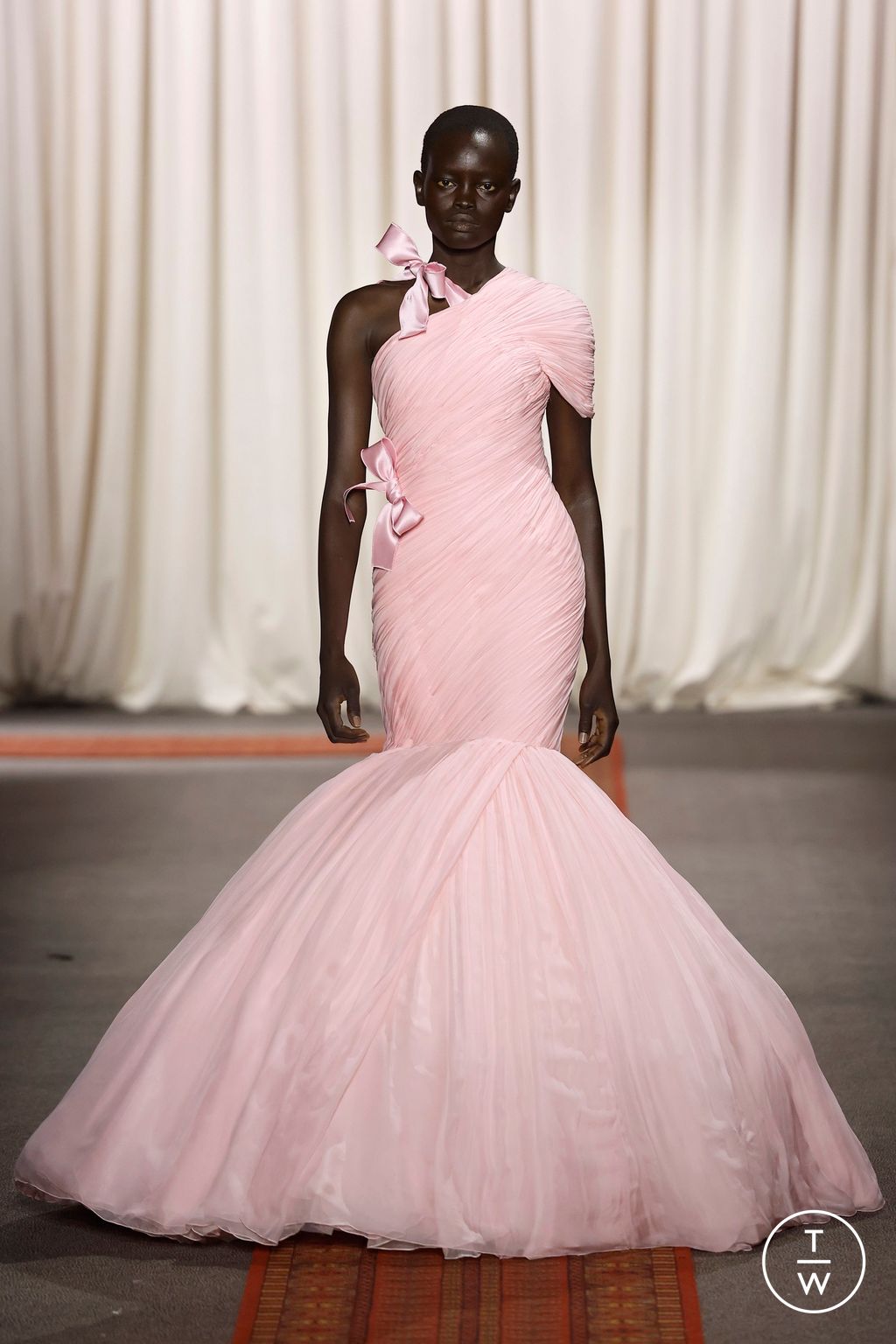 Fashion Week Paris Spring/Summer 2025 look 26 from the Giambattista Valli collection 高级定制