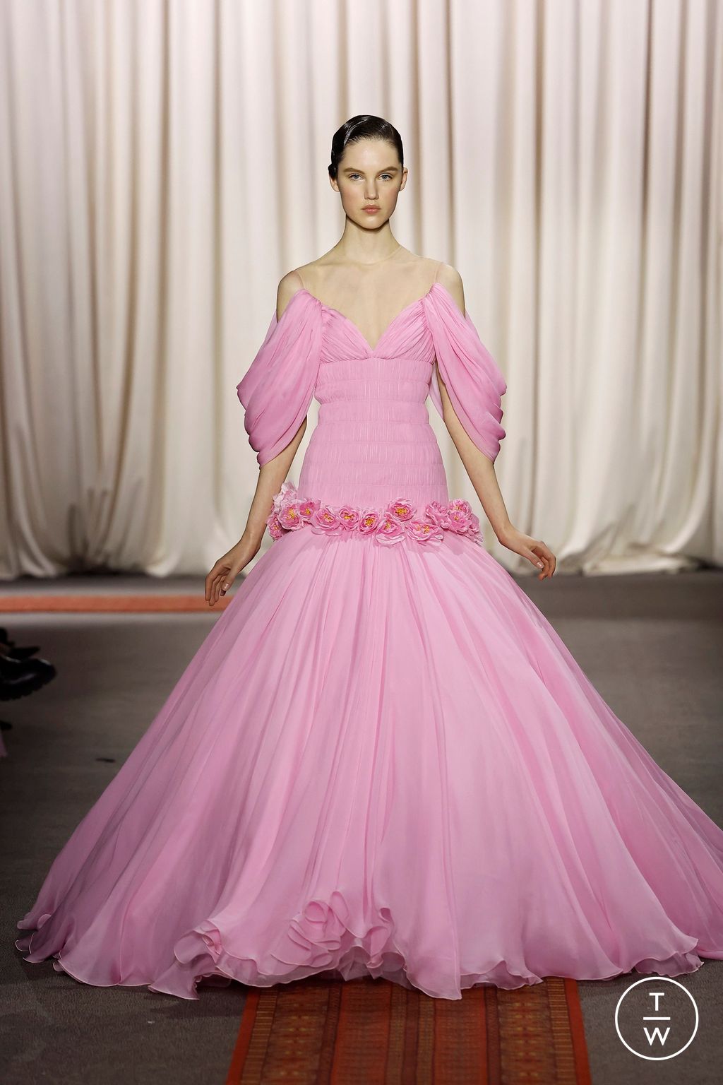 Fashion Week Paris Spring/Summer 2025 look 28 from the Giambattista Valli collection couture